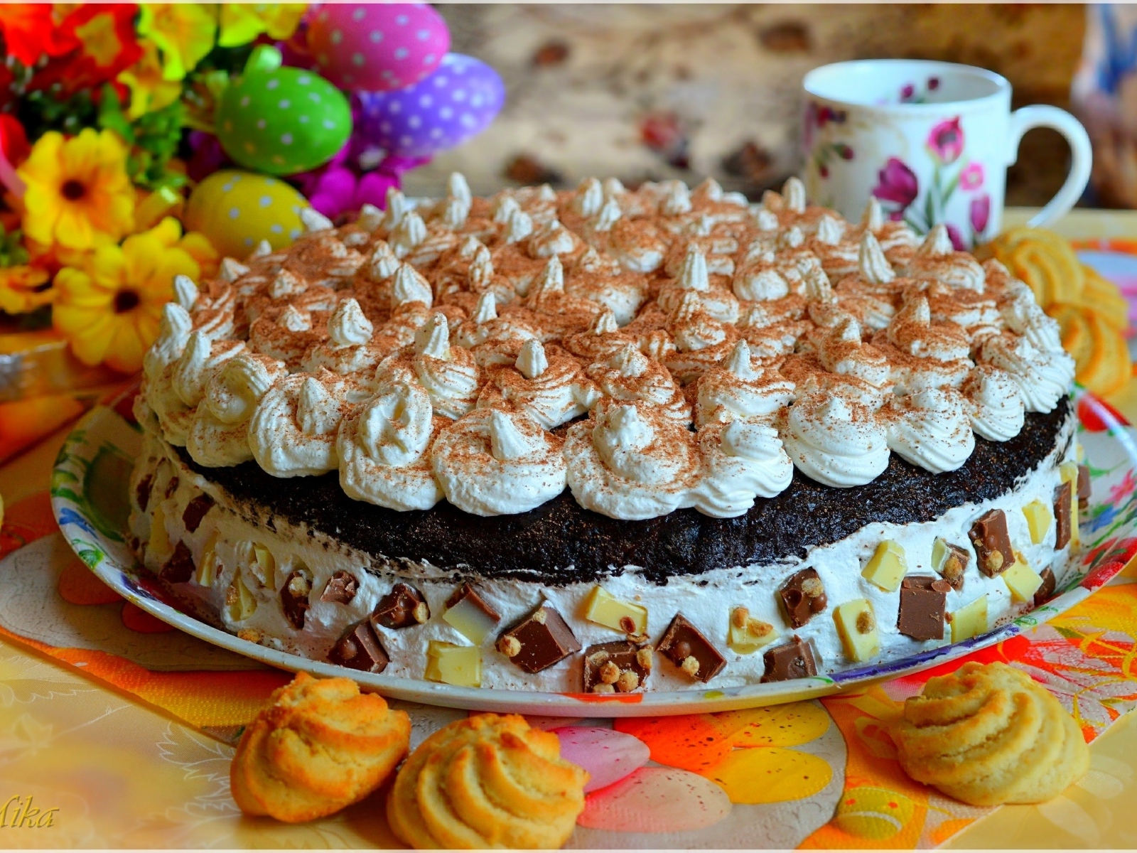 Большой торт со взбитыми сливками