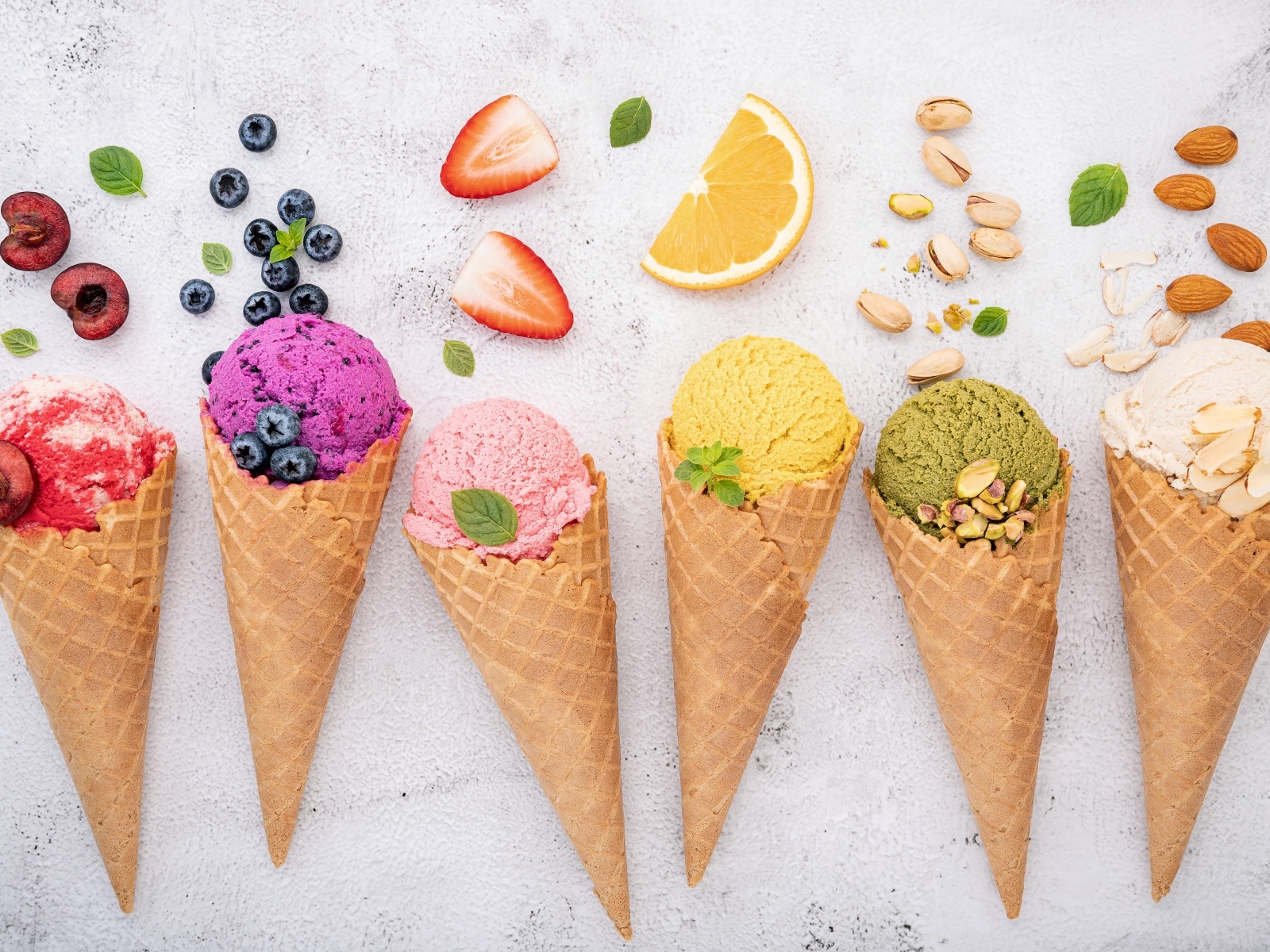 Много мороженого с вафельным рожком