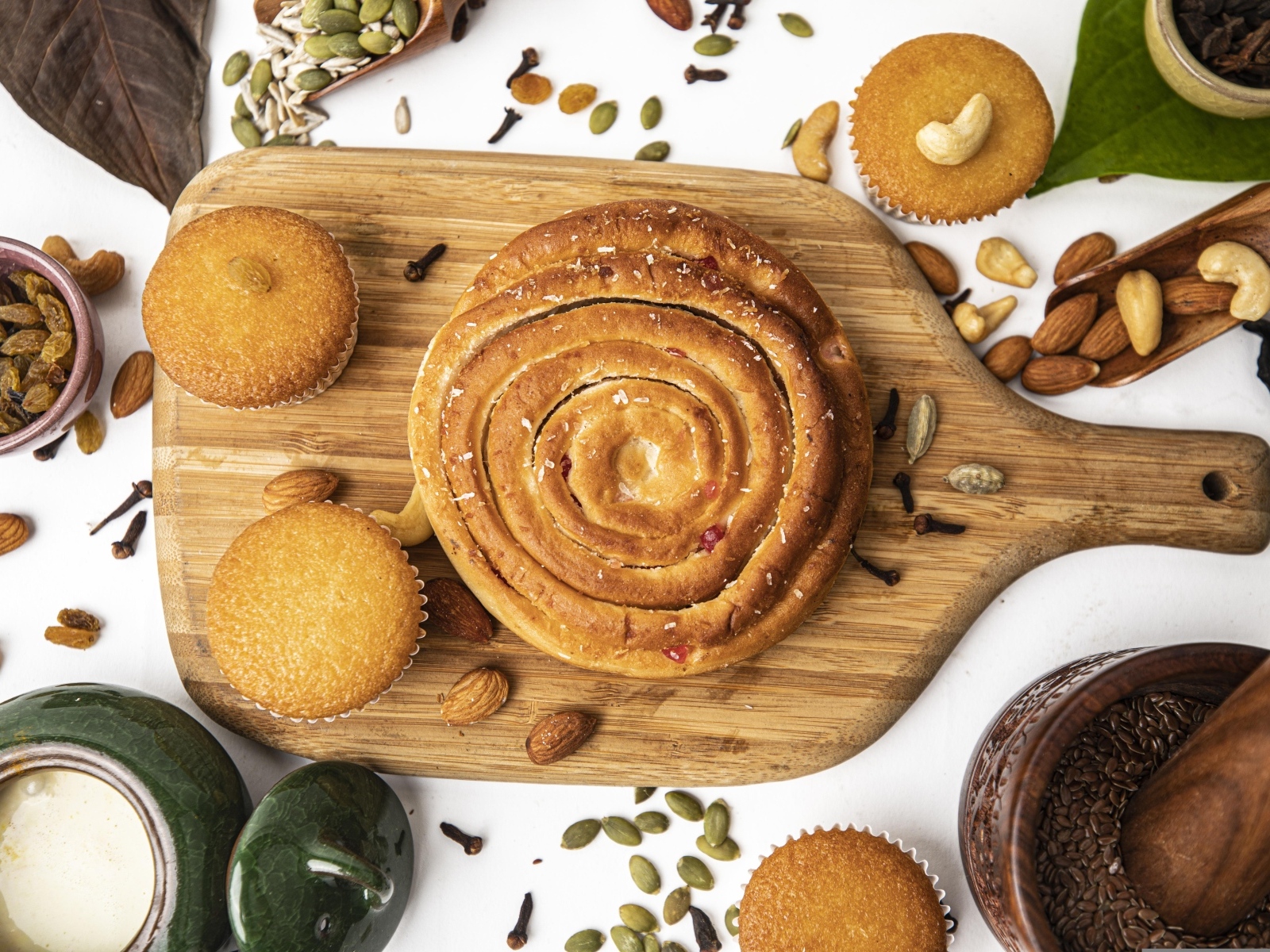 Кексы с булочками на столе с семечками