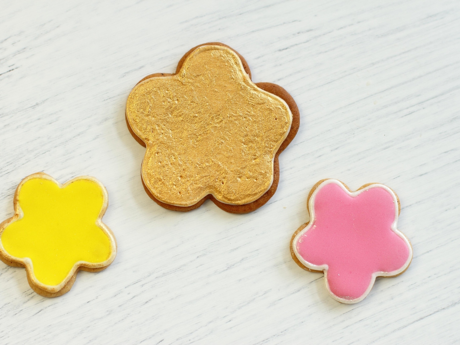 Разноцветное фигурное печенье на столе