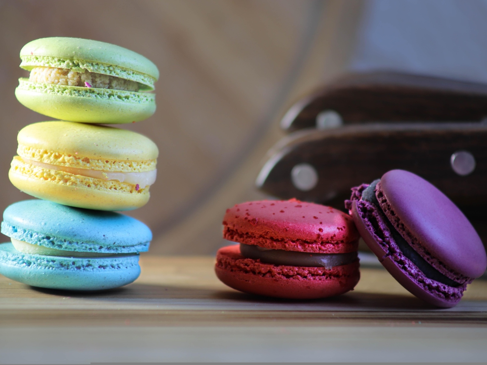 Разноцветный десерт макаронс на столе 