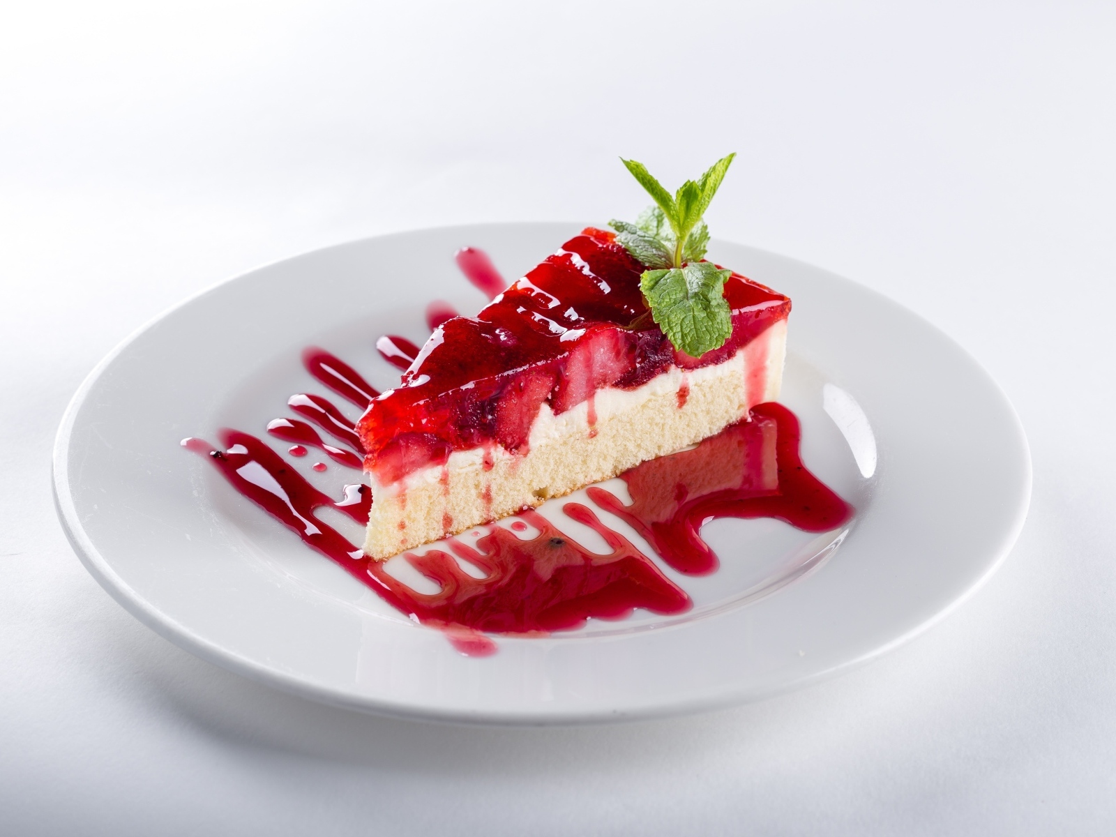 Пирог с ягодами на белой тарелке