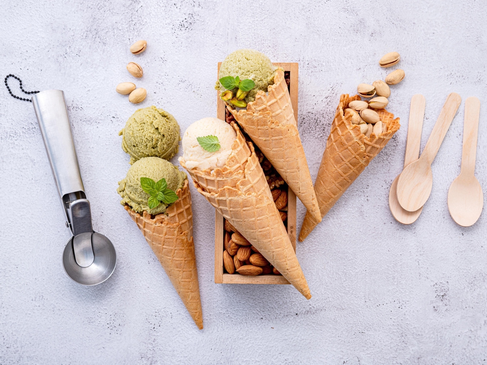 Фисташковое и миндальное мороженое в вафельном рожке