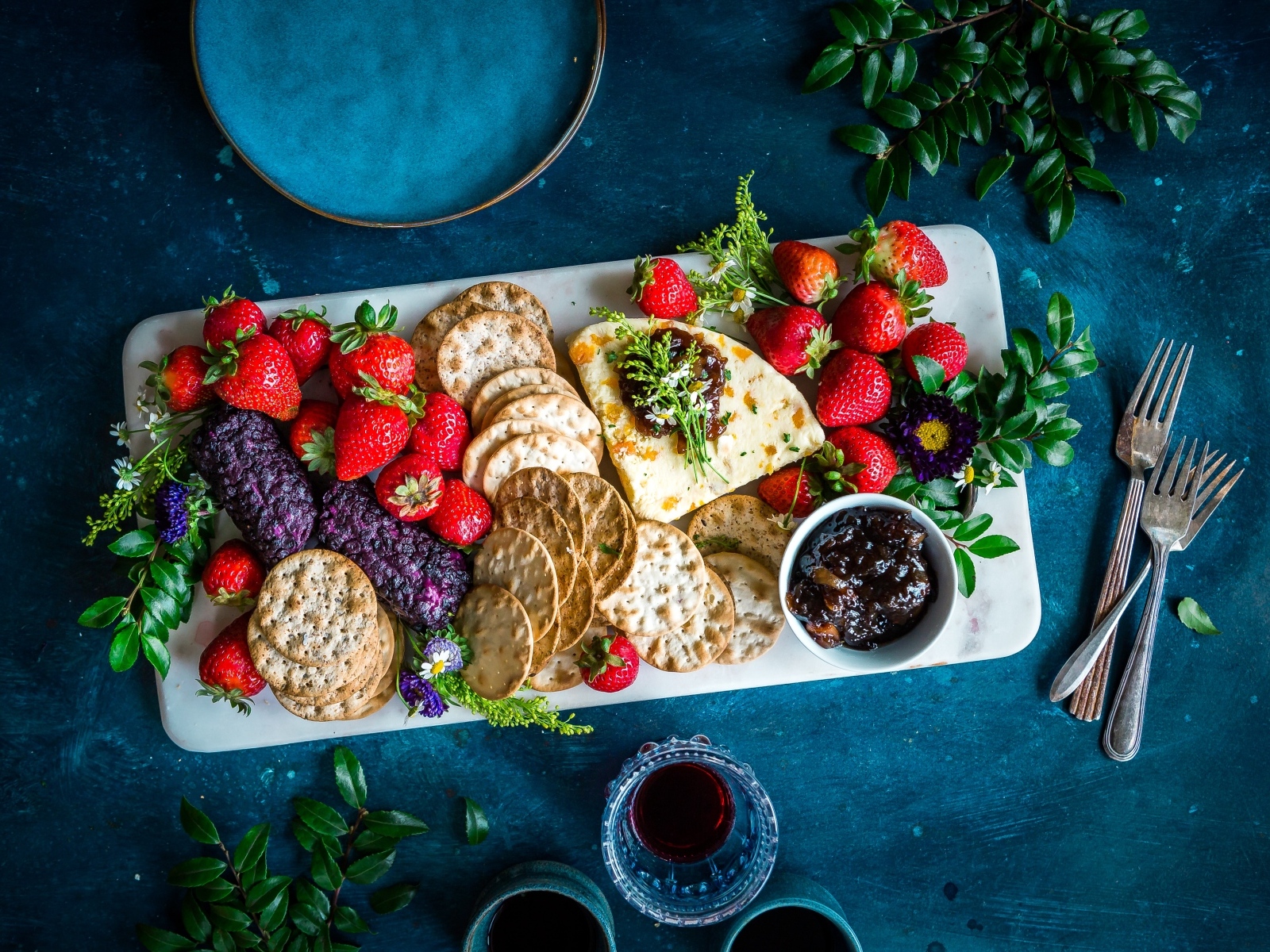 Тарелка с печеньем, сыром и ягодами клубники