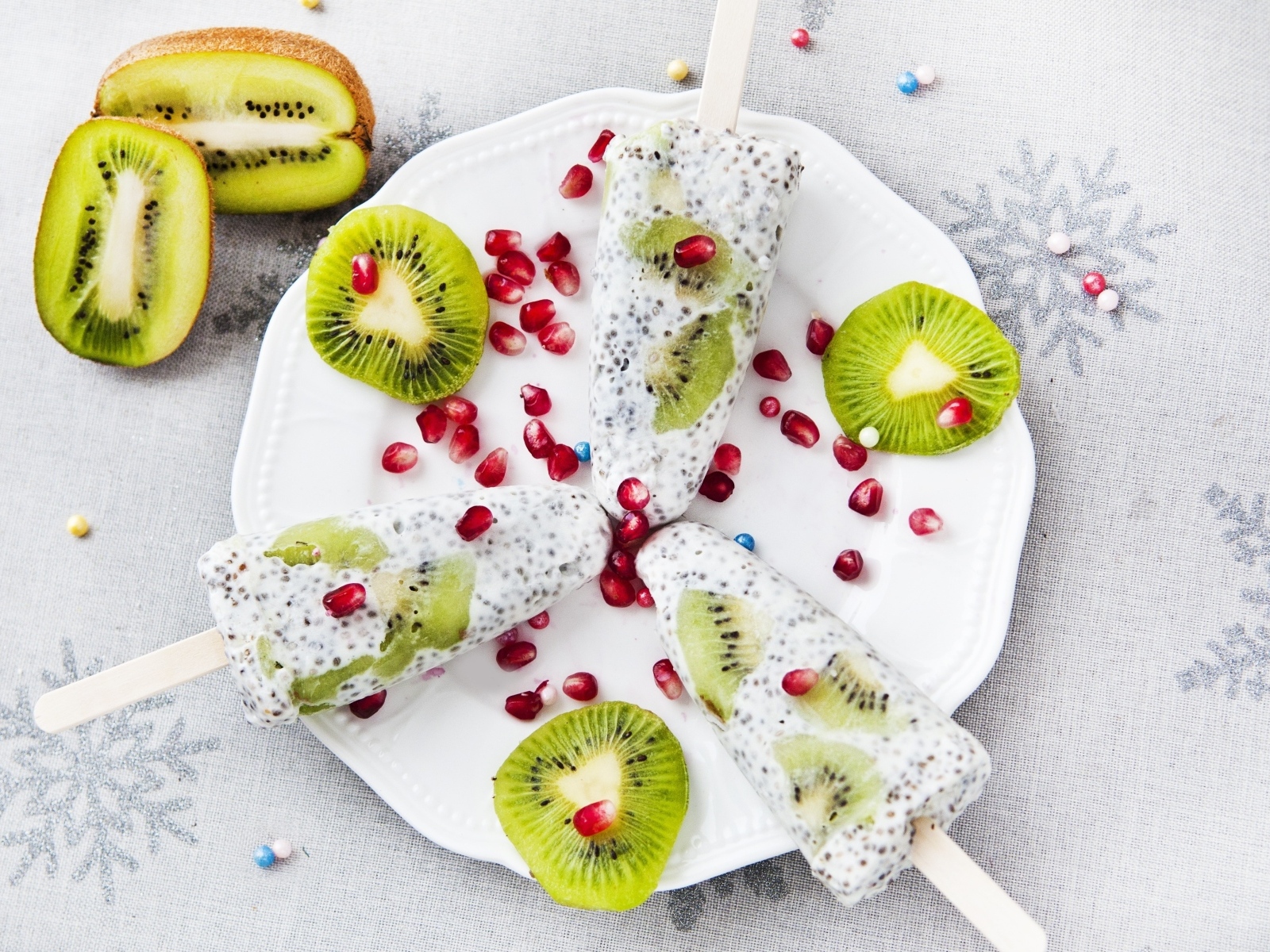 Фруктовое мороженое на палочке с киви и зернами граната