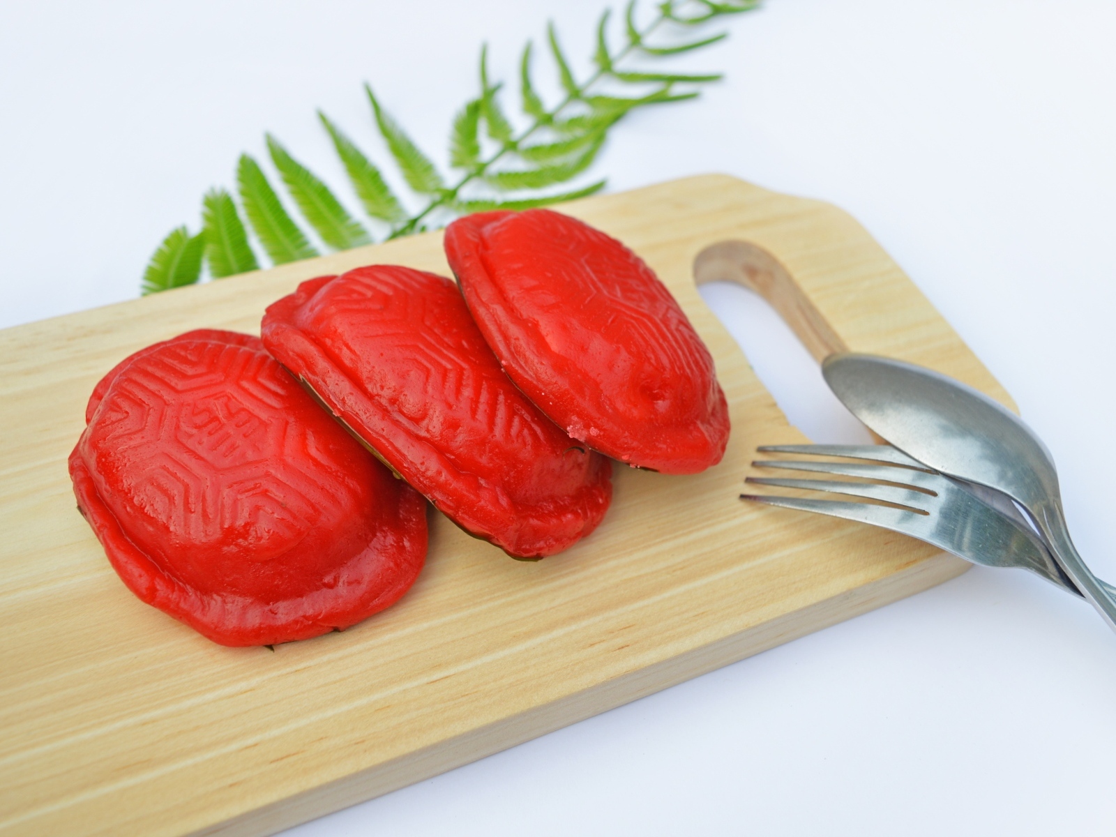 Красное печенье на деревянной доске