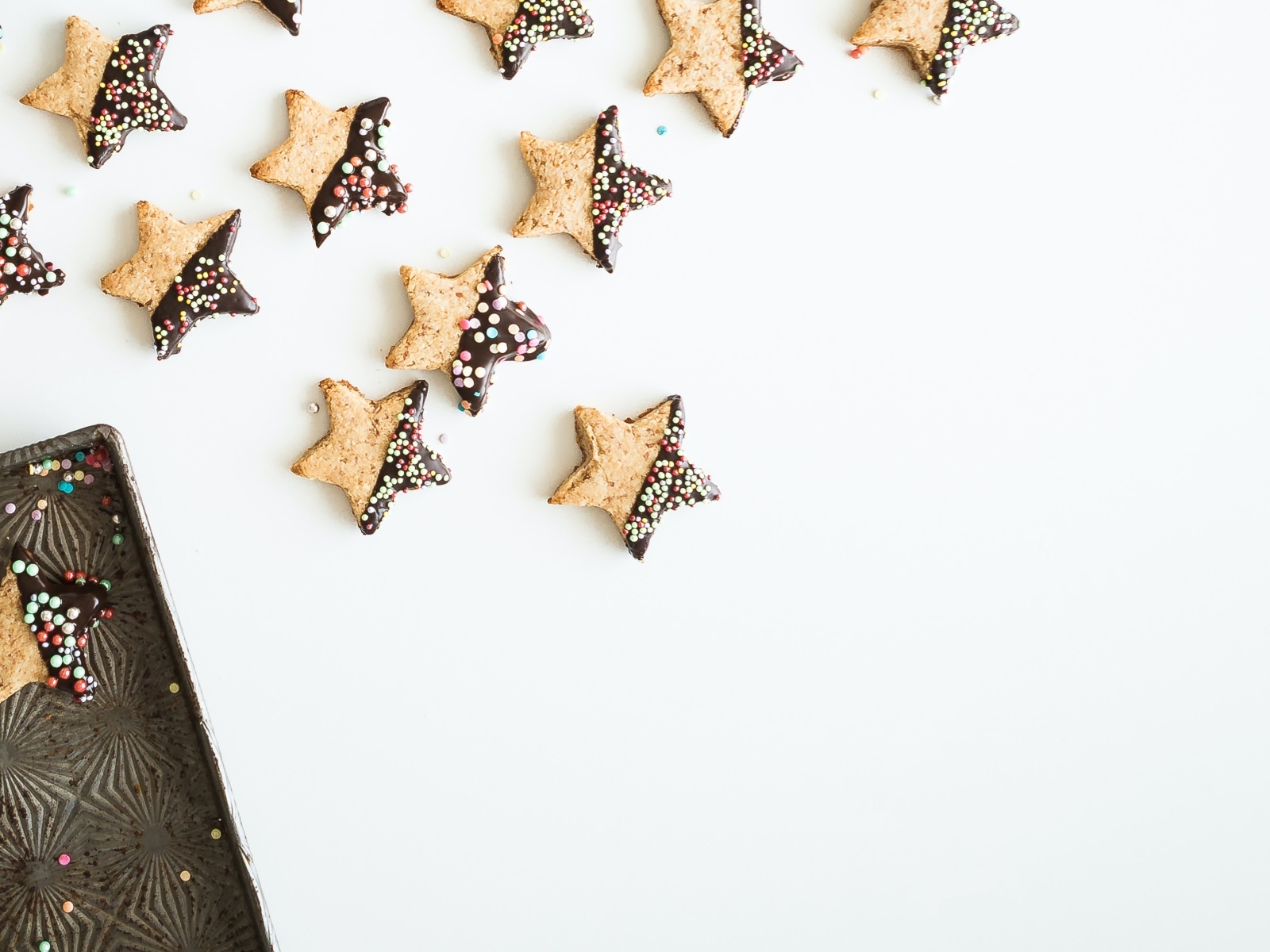 Печенье звездочки на белом фоне