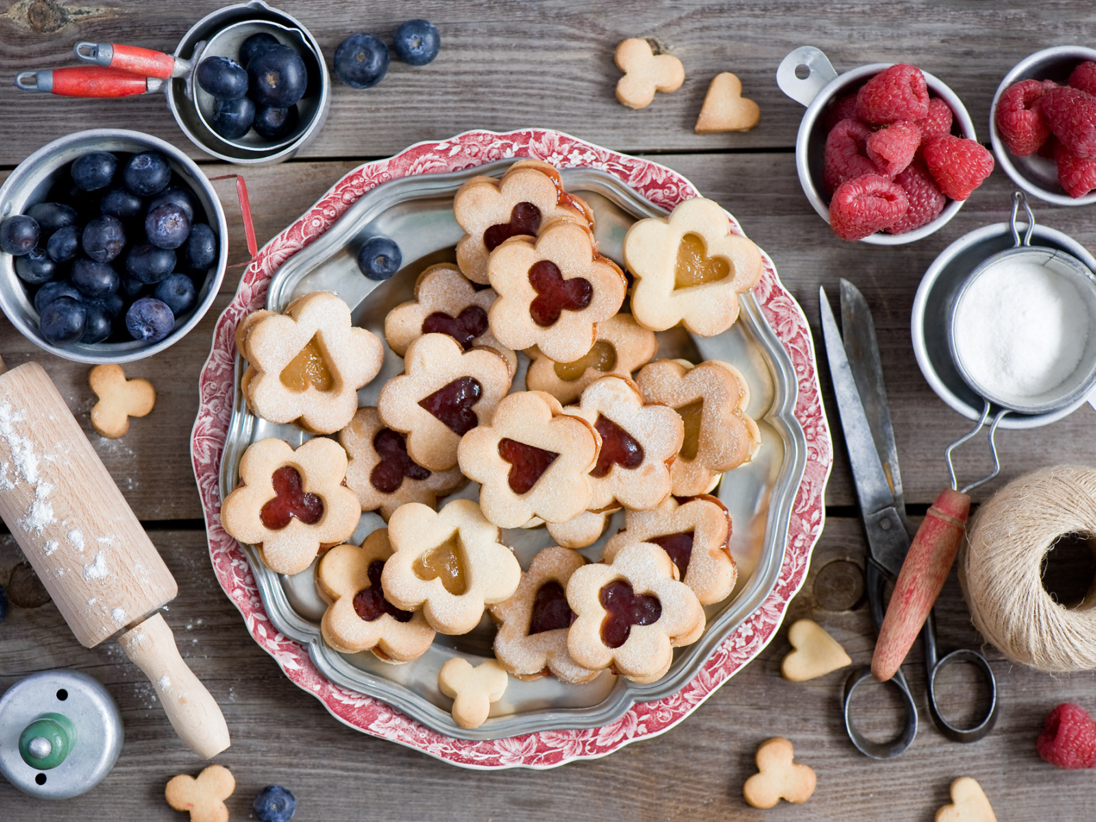 Сладкое фигурное печенье на столе с ягодами