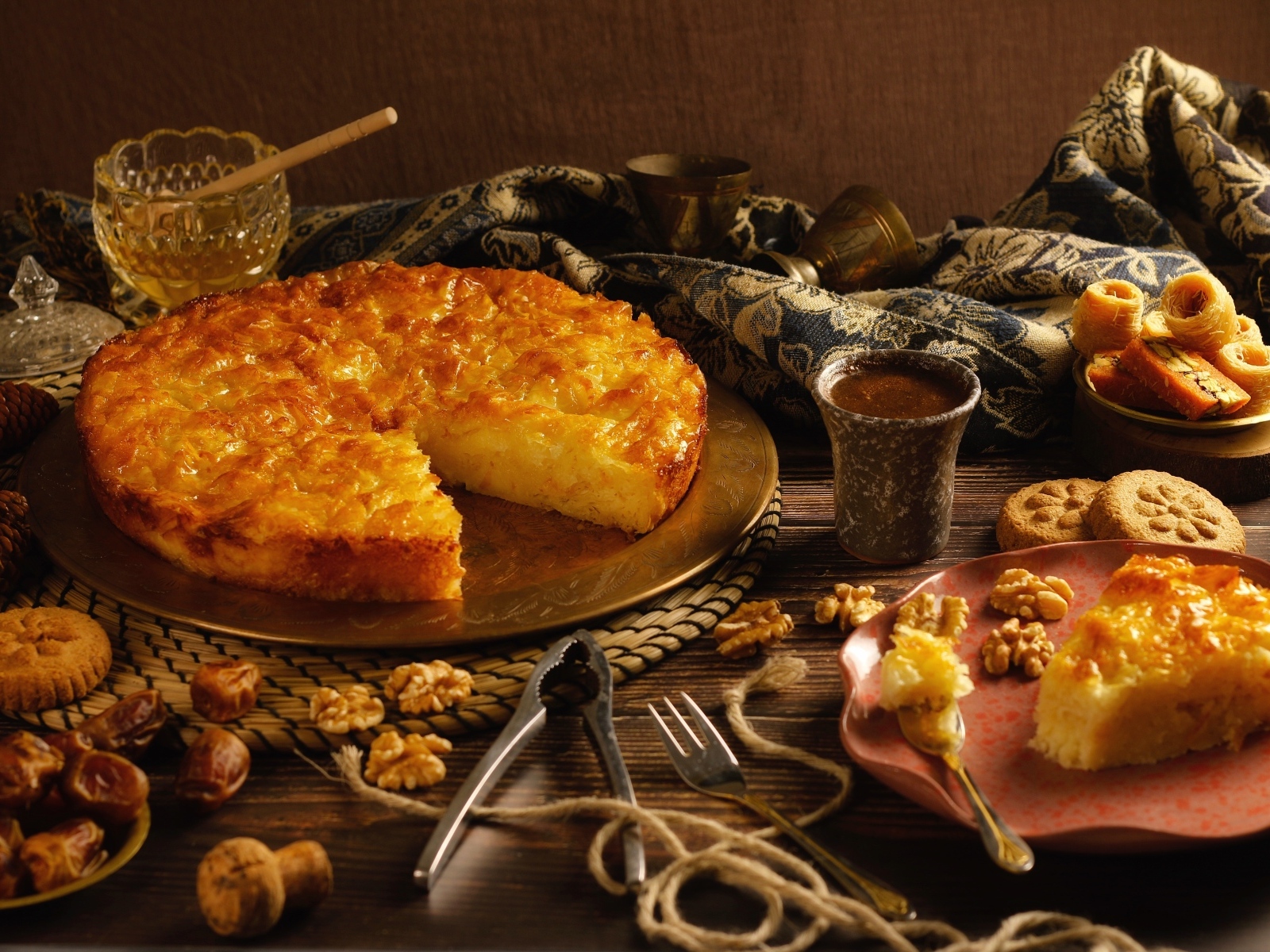 Сладкий пирог на столе с финиками и орехами