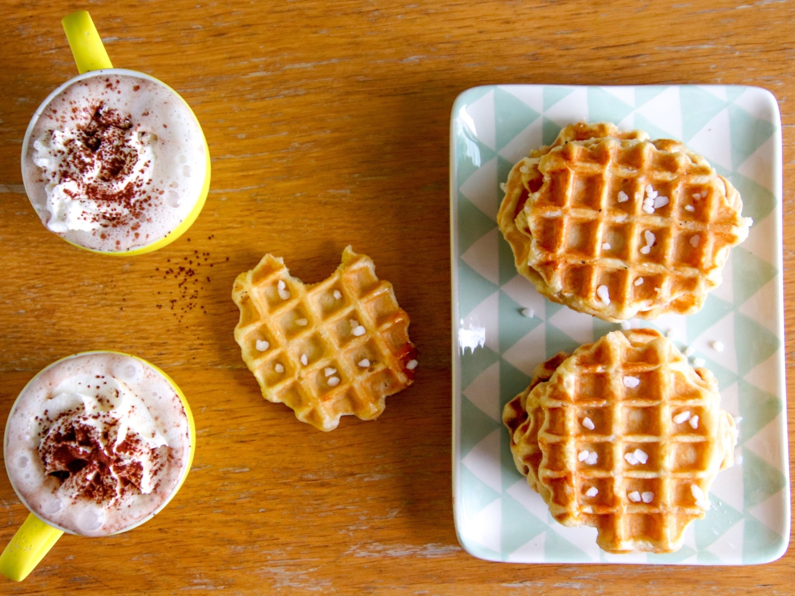 Сладкие вафли на столе с капучино