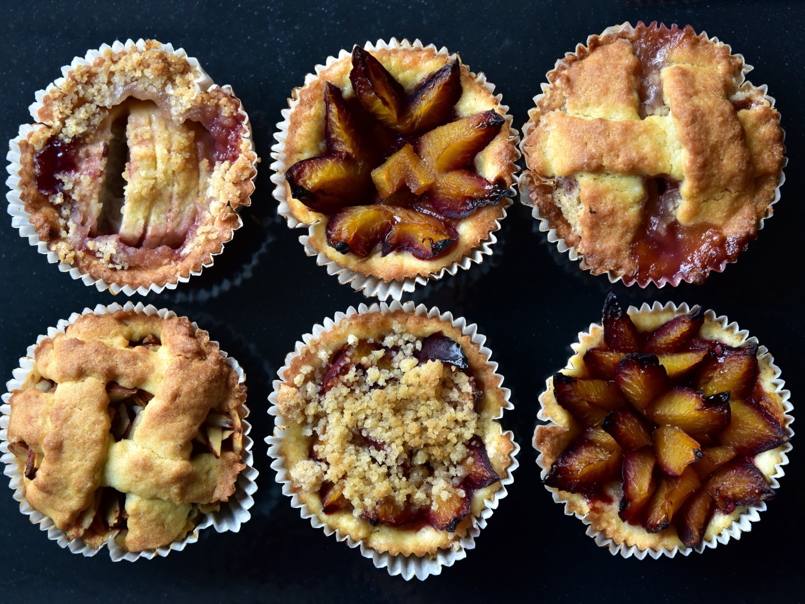 Тарталетки с фруктами на столе