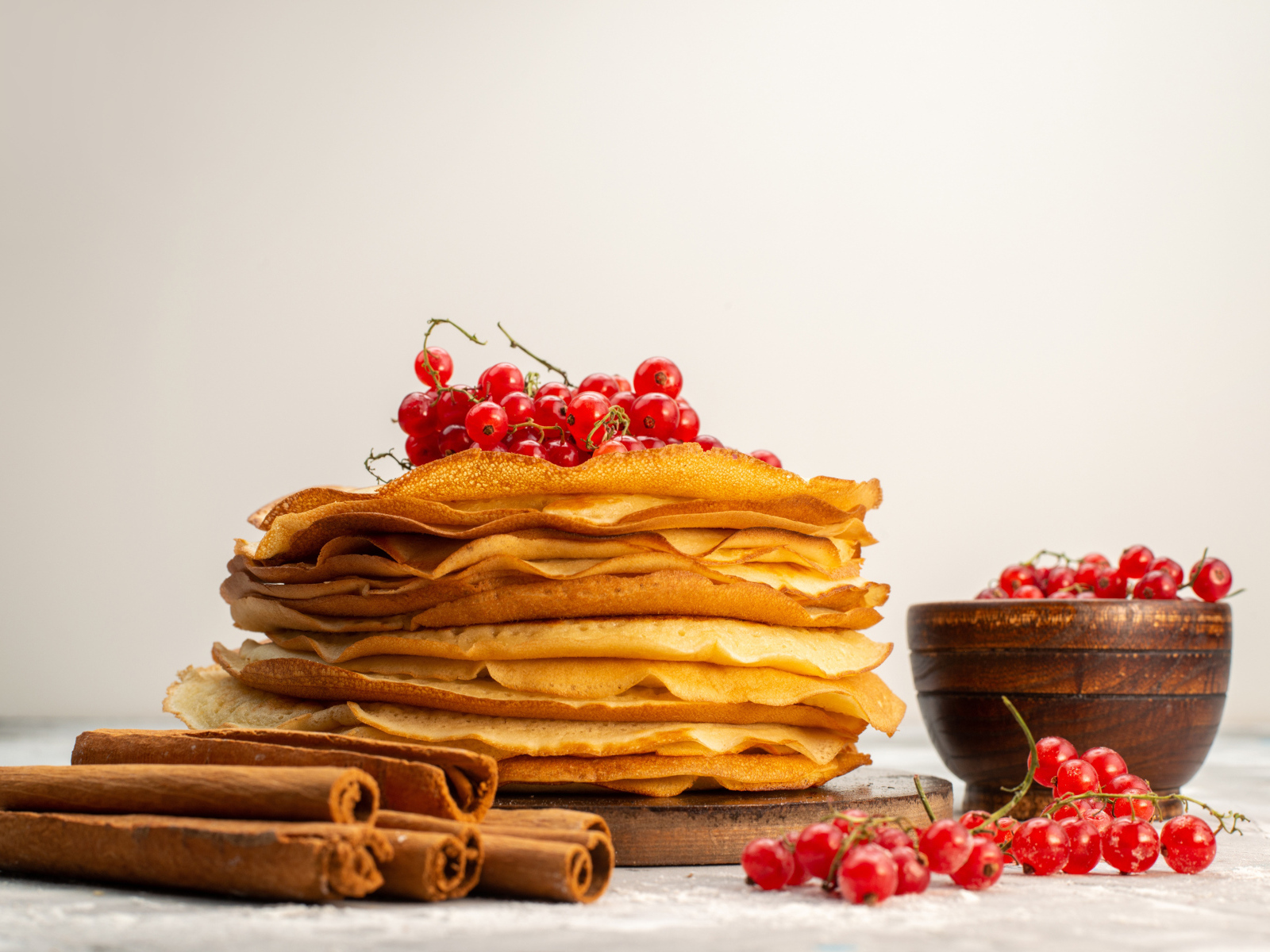 Тонкие блинчики с ягодами красной смородины и корицей