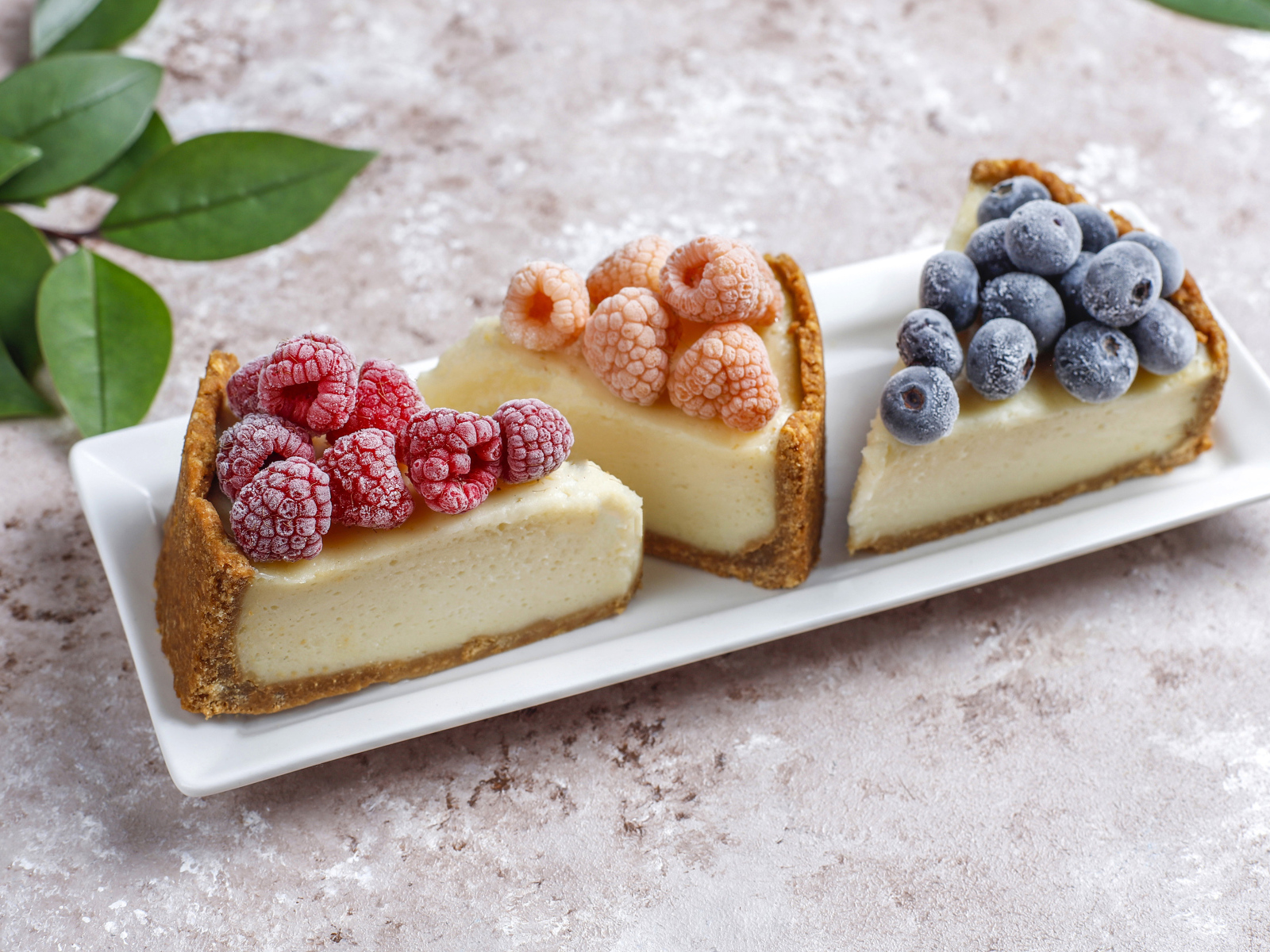 Три куска чизкейка с ягодами