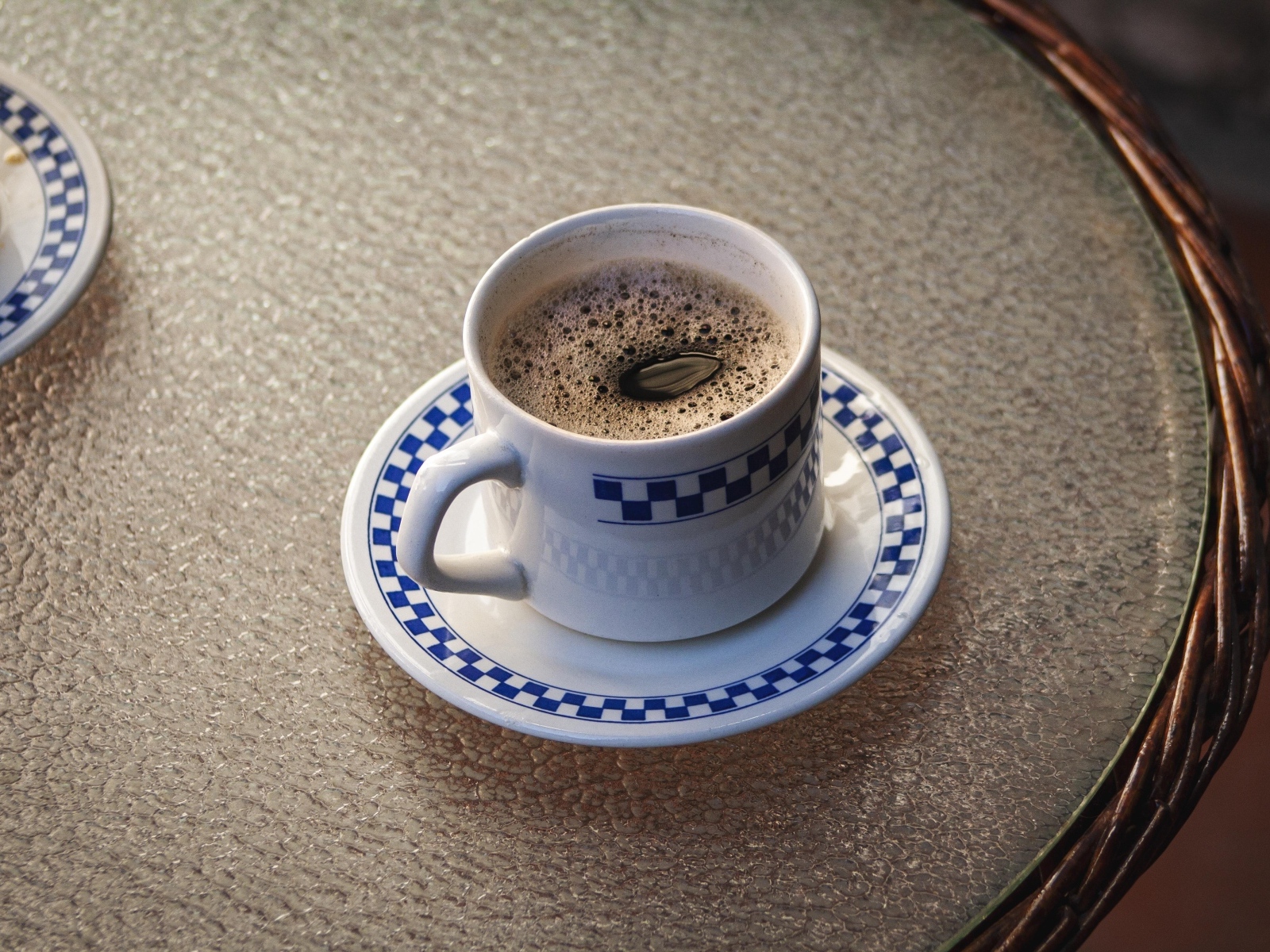 Красивая чашка ароматного кофе на столе