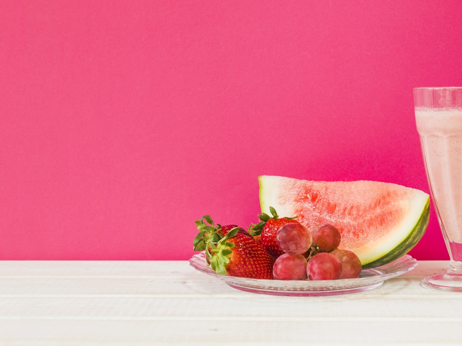 Ягоды на розовом фоне с коктейлем
