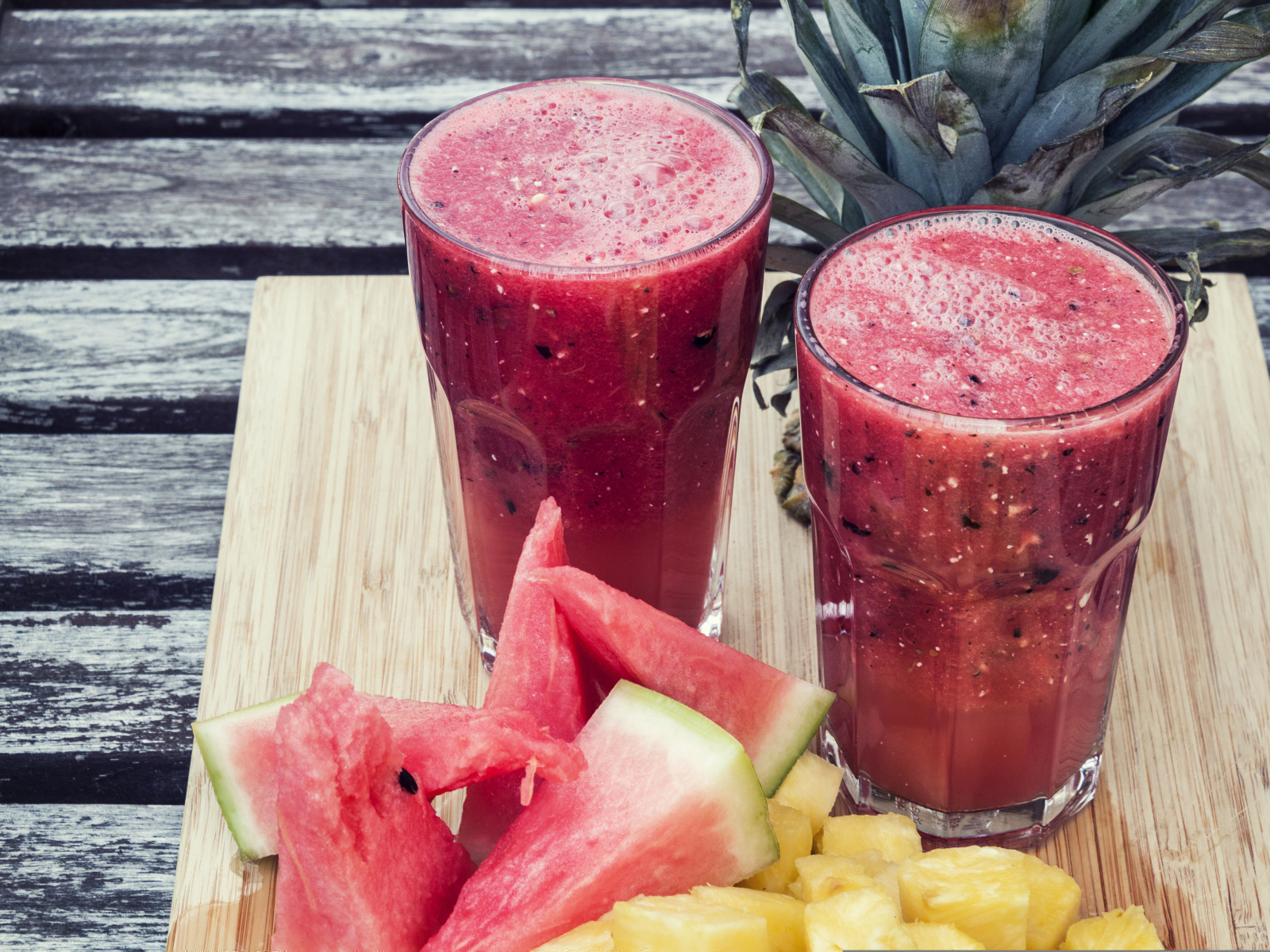 Коктейль на столе с кусочками арбуза и ананаса