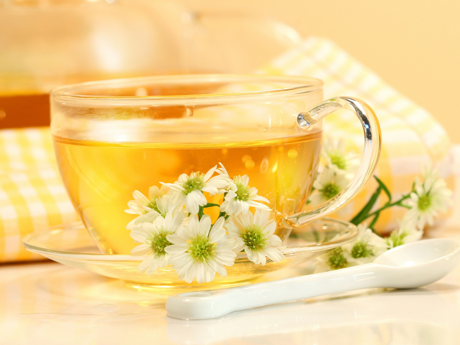 Чашка ароматного чая на столе с белыми цветами