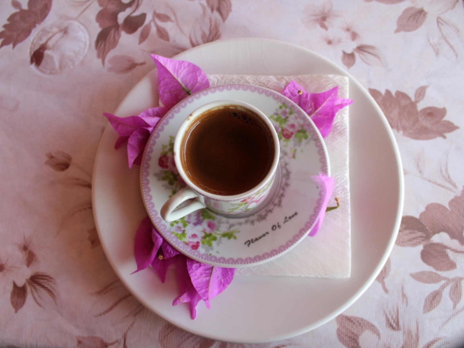 Чашка чая на тарелке на столе