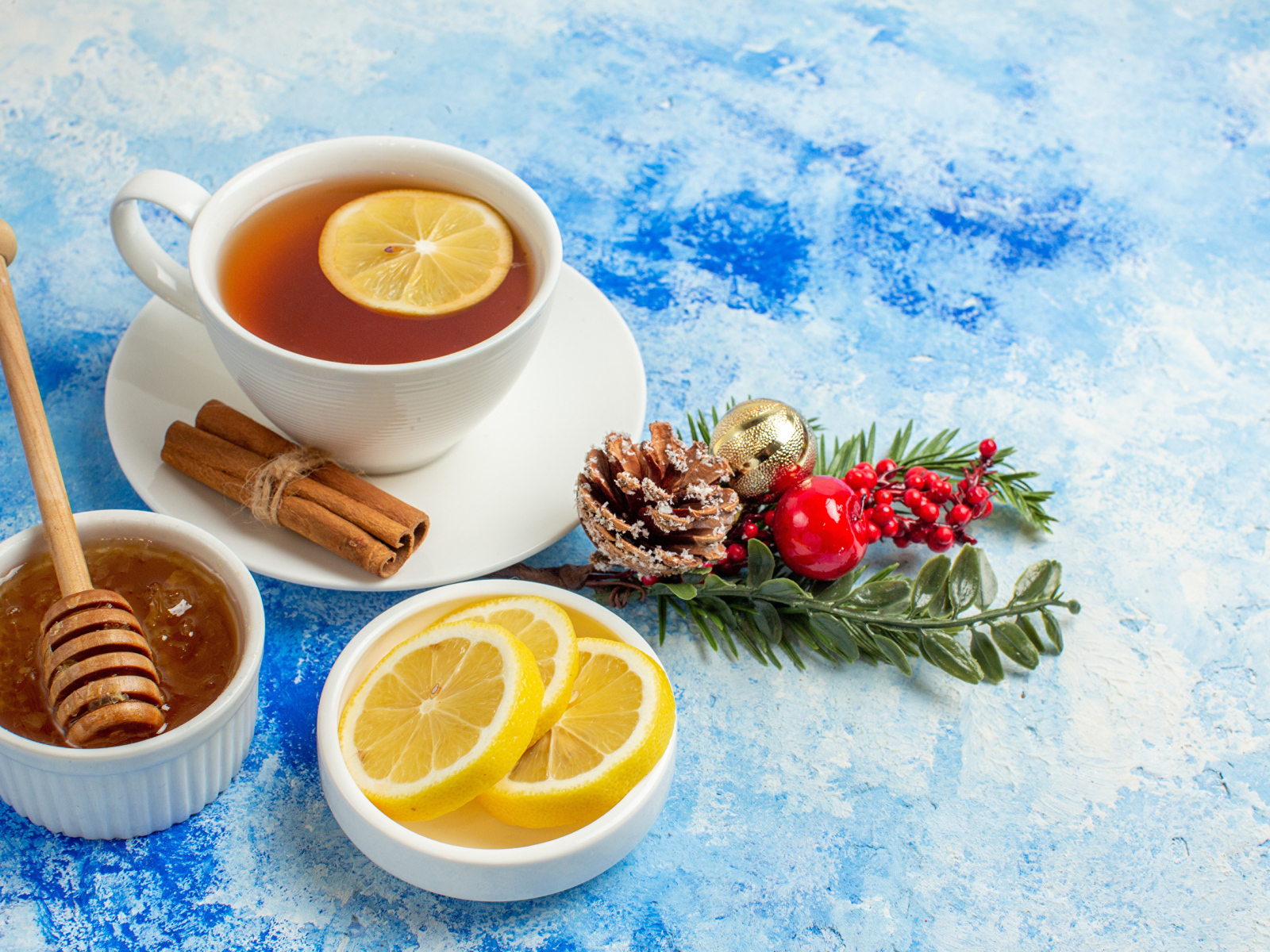 Чашка чая на столе с лимоном и медом