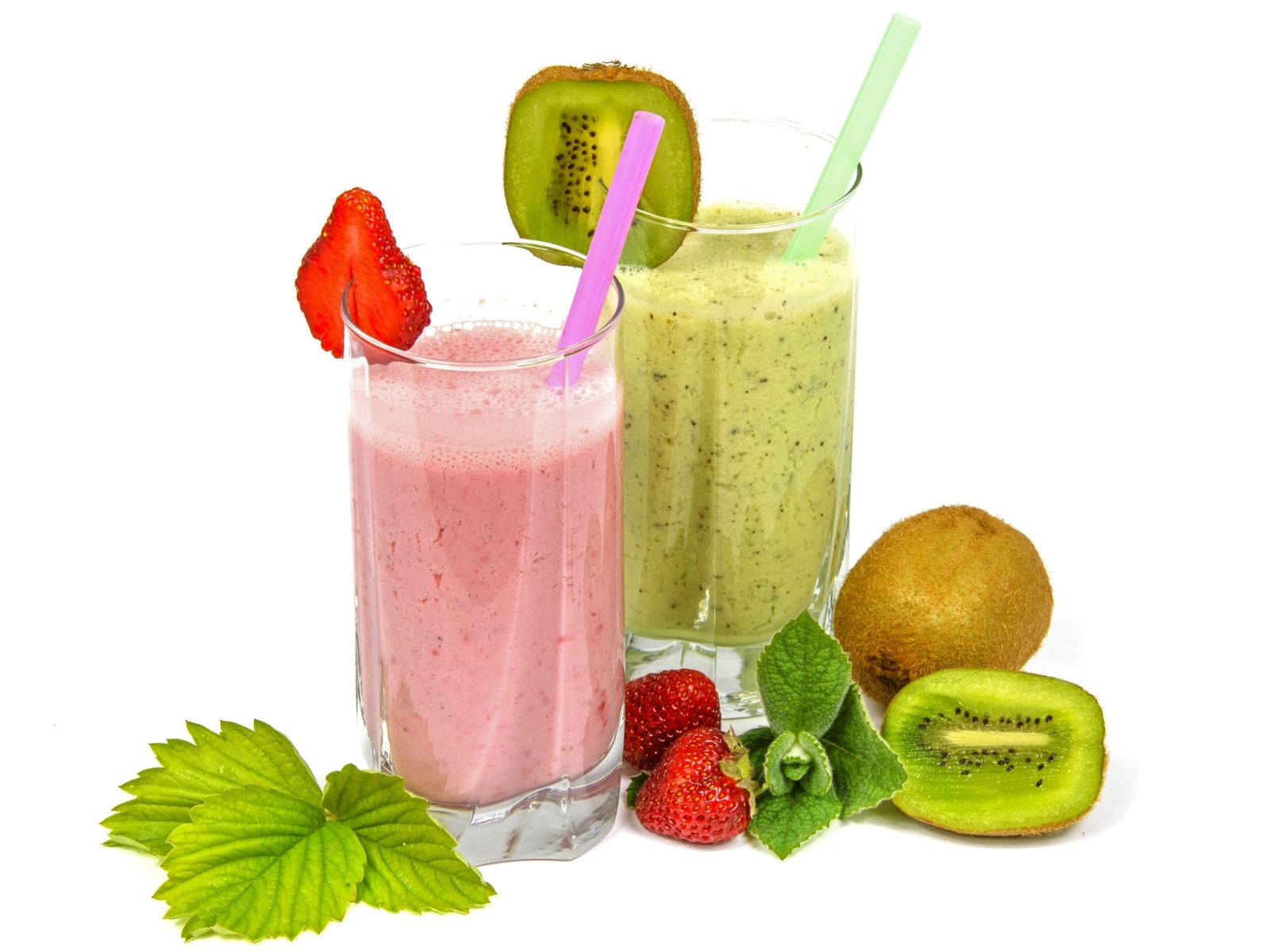 Фруктовые коктейли в стаканах на столе с клубникой и киви