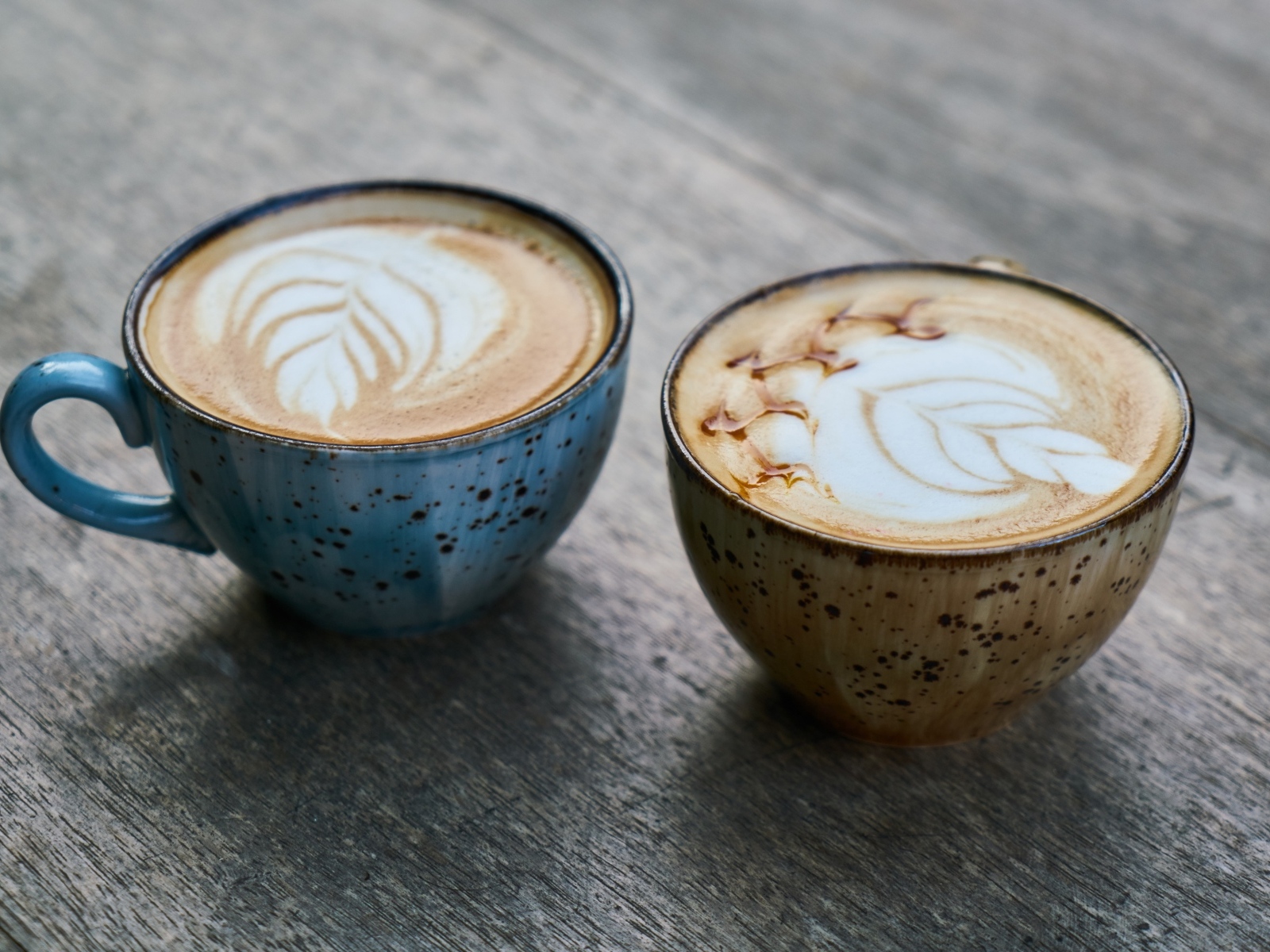 Две чашки кофе с рисунком на пене