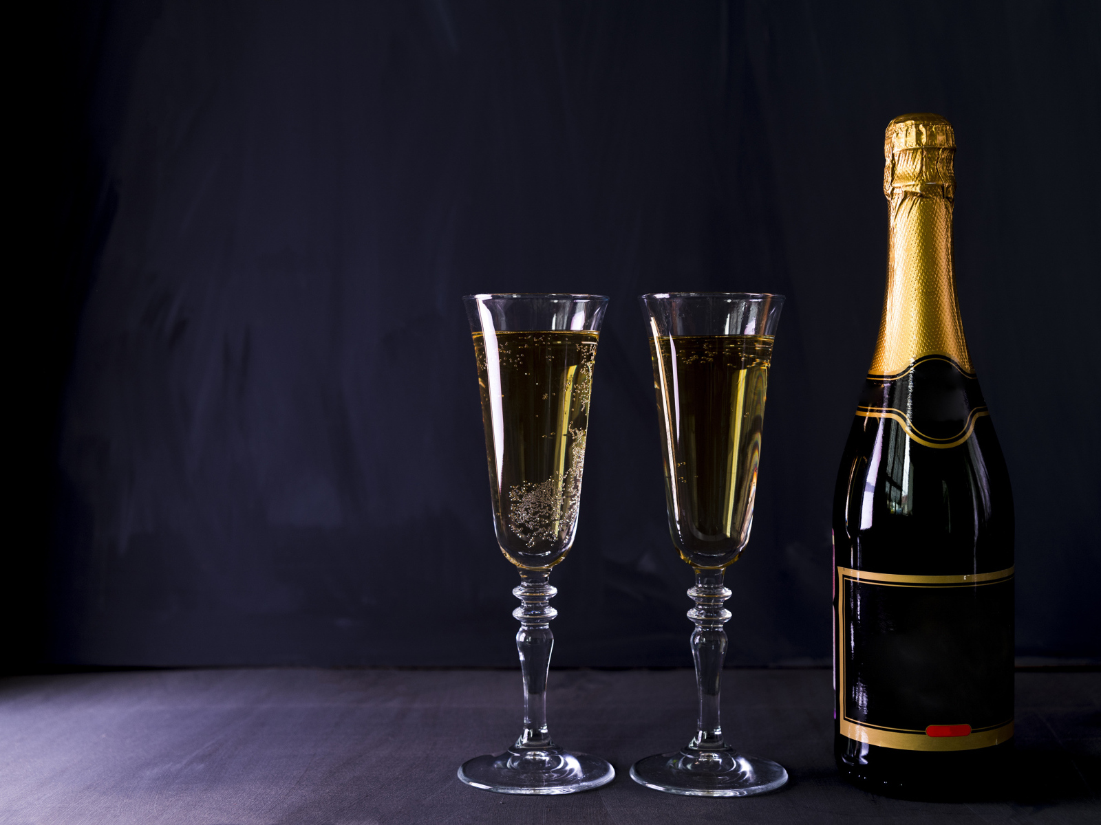 Два бокала и бутылка шампанского