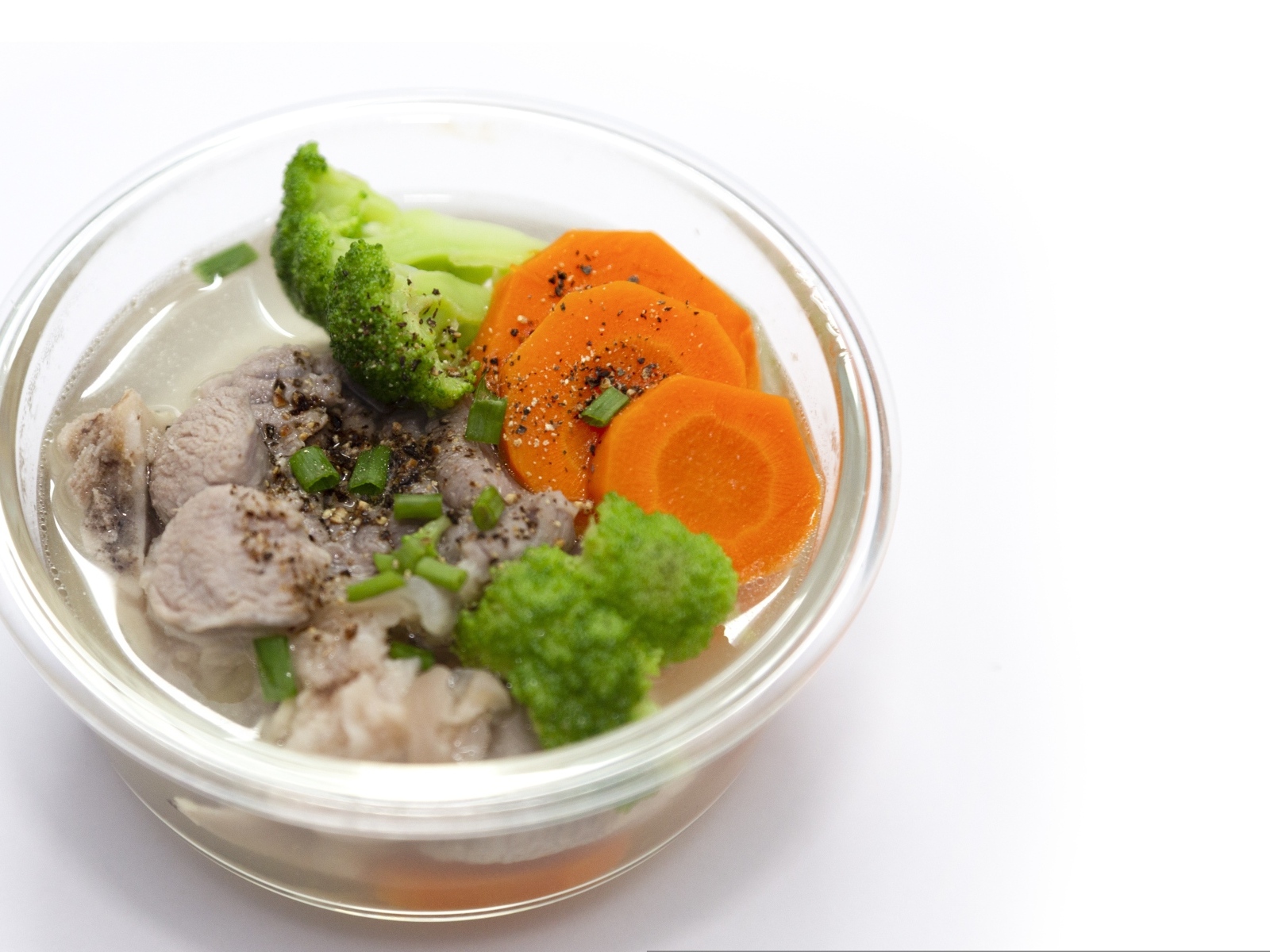 Мясо с морковью и брокколи в банке на столе