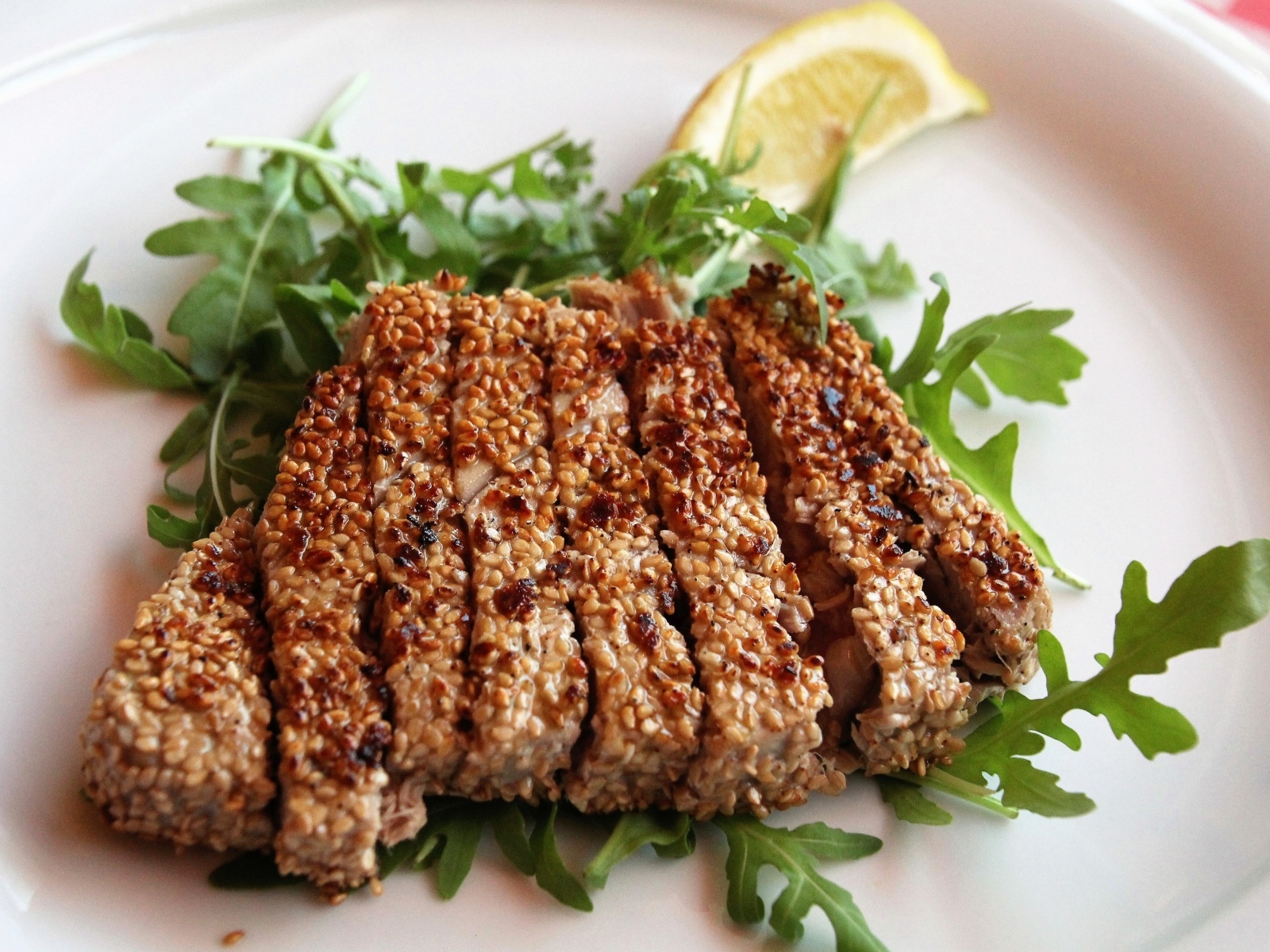 Кусок мяса с листьями рукколы 