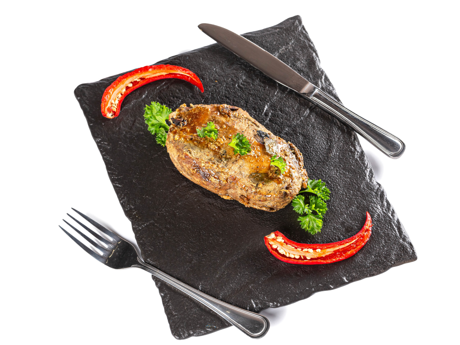 Кусок мяса с красным перцем на доске