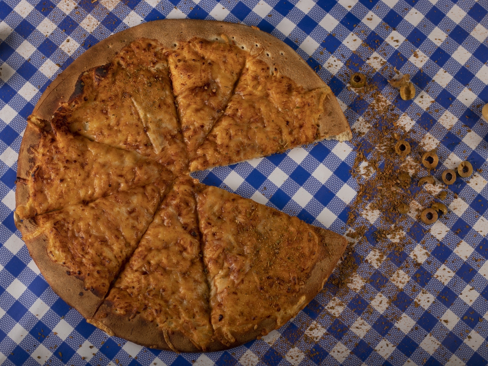 Пицца с грибами на столе