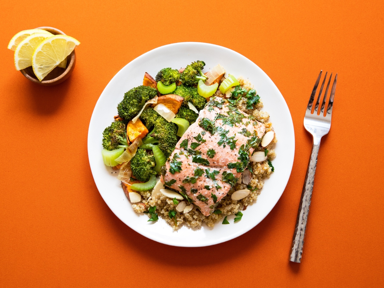 Вкусная рыба на тарелке с овощами и кашей