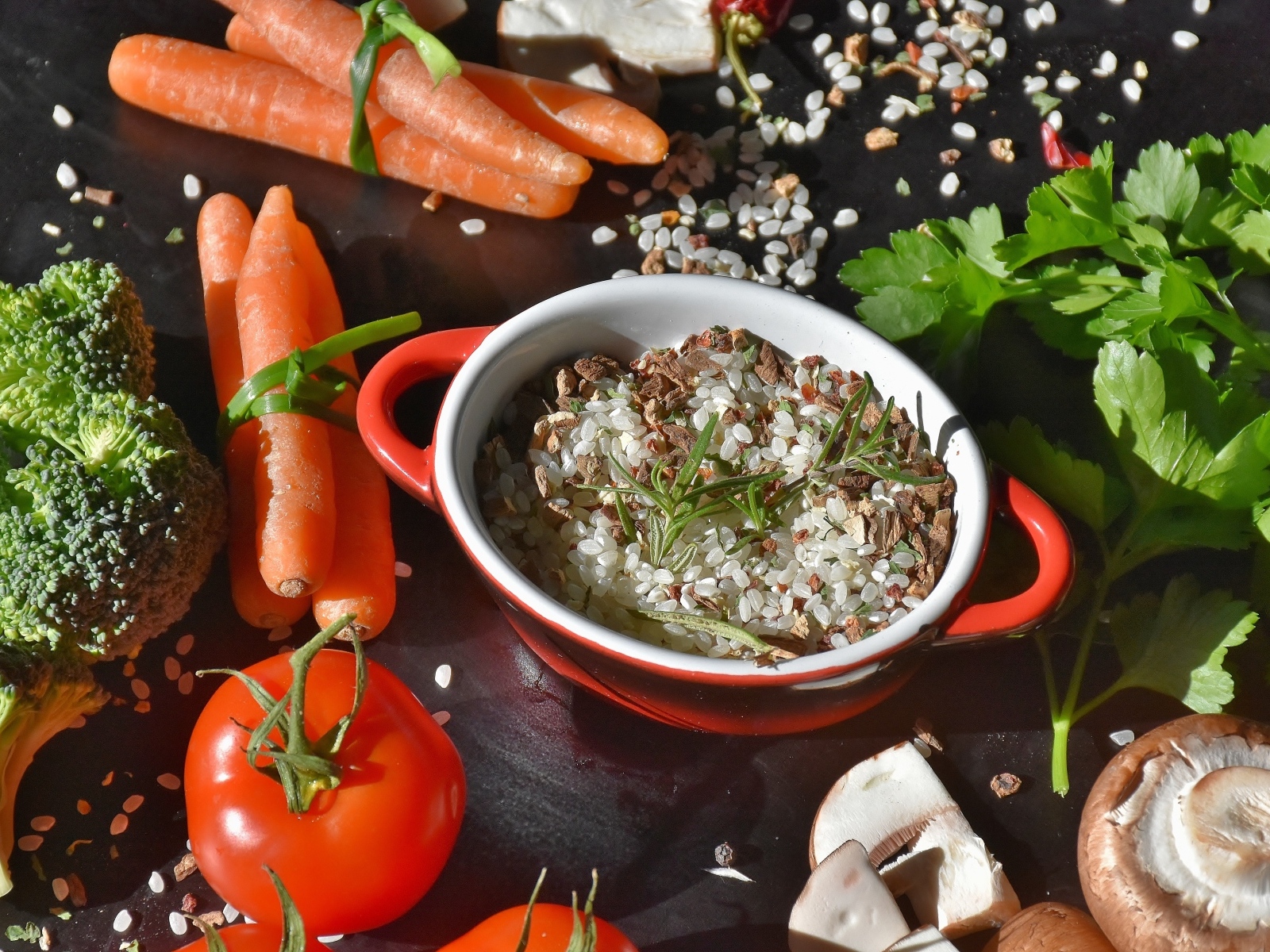 Рис на столе с морковью, помидорами и грибами