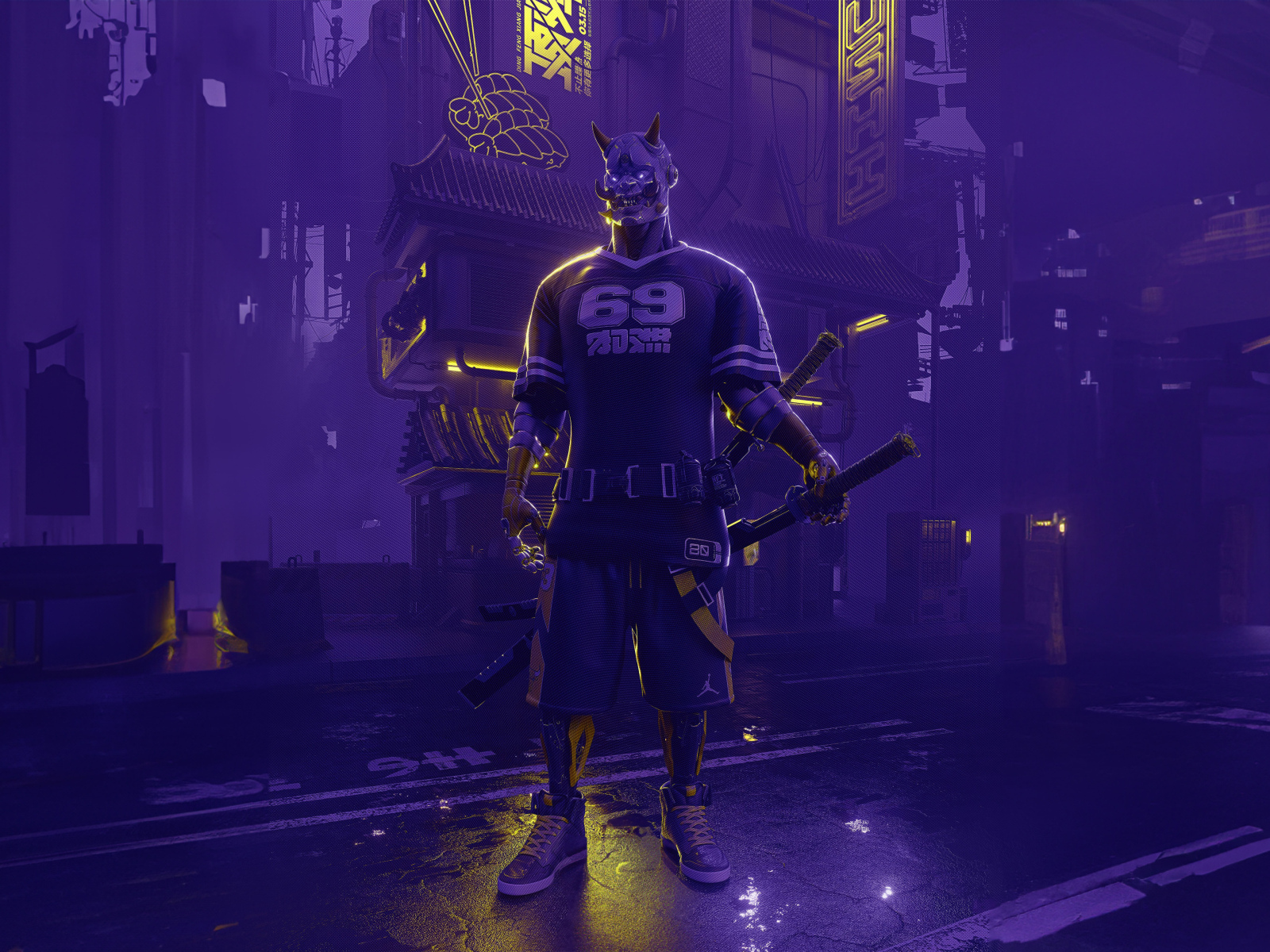 Мужчина в спортивном костюме и маске демона