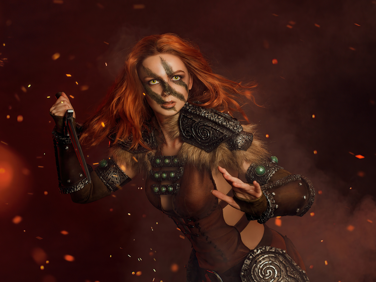 Девушка воин с кинжалом в руке