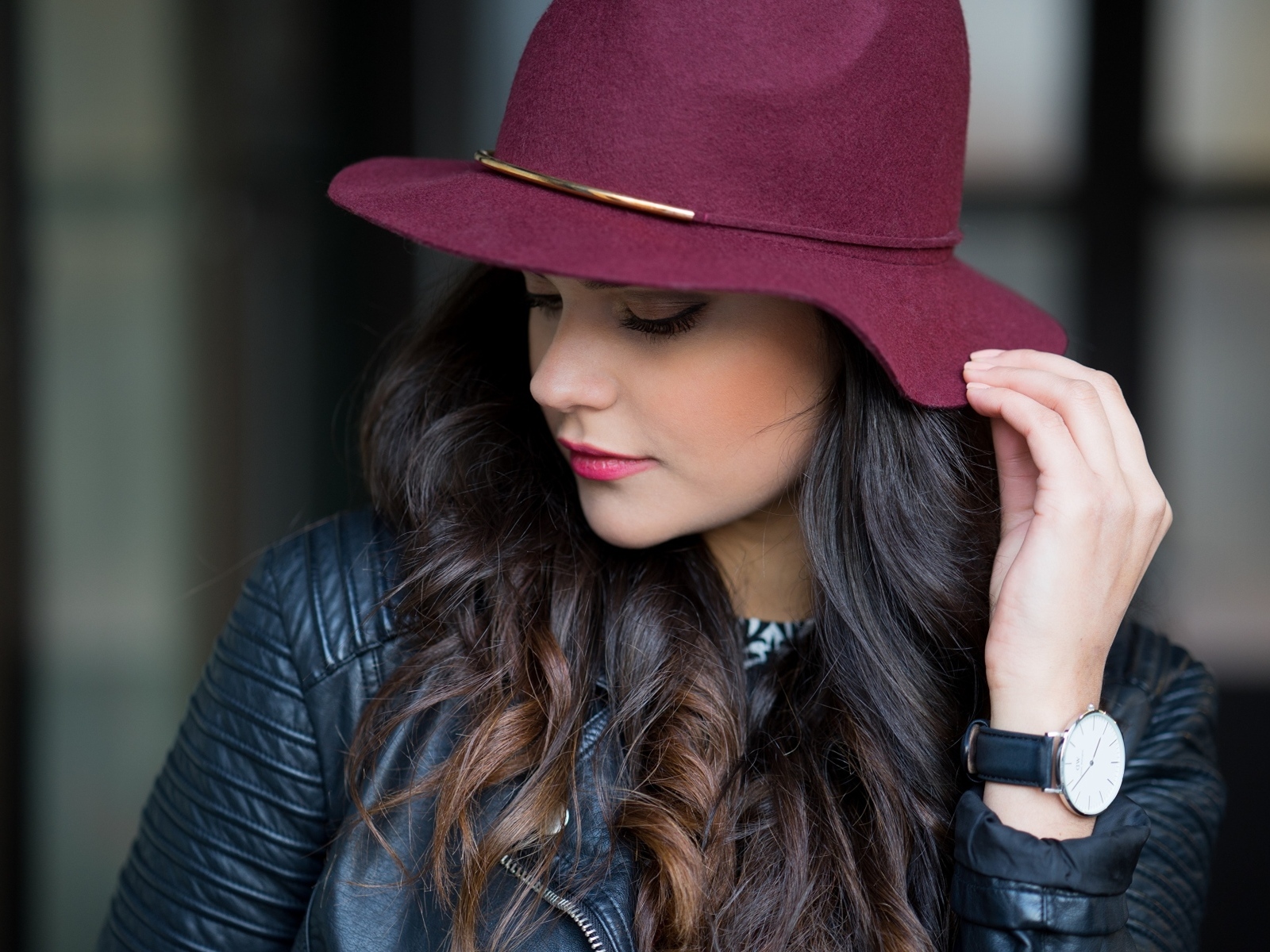 Настоящая девушка в большой бордовой шляпе