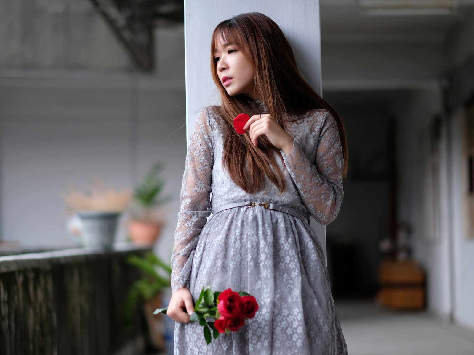 Девушка азиатка в сером платье с цветами розы