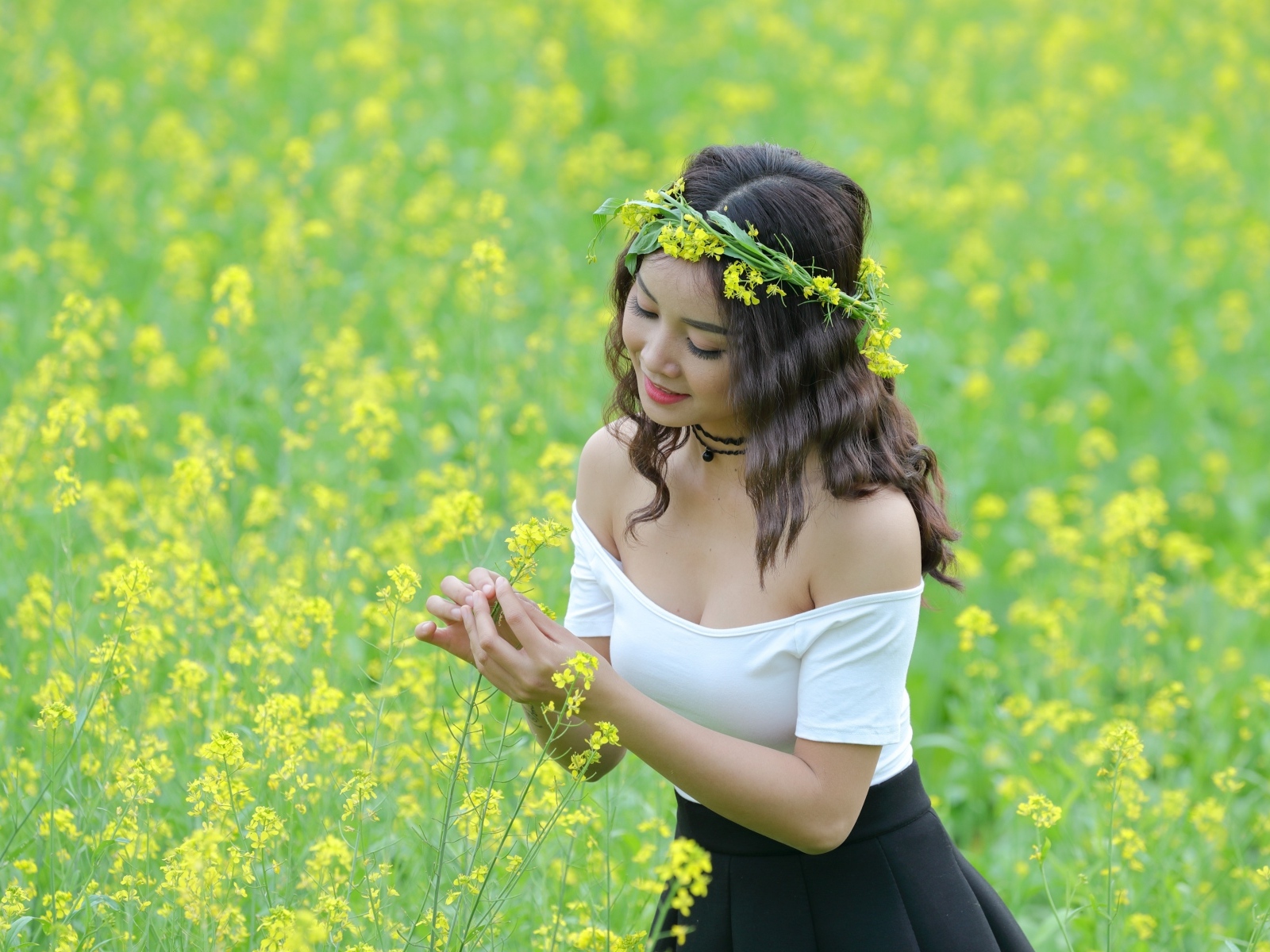 Девушка азиатка на рапсовом поле