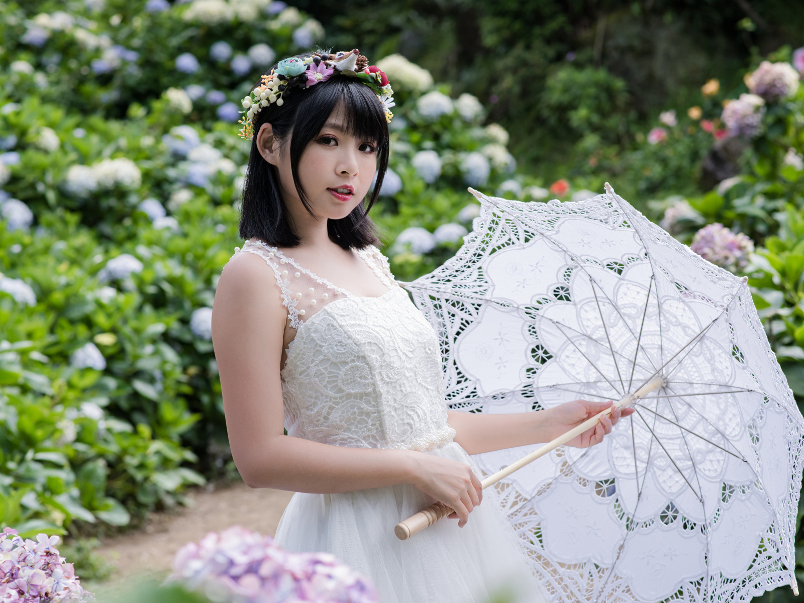 Девушка азиатка в белом платье с зонтом