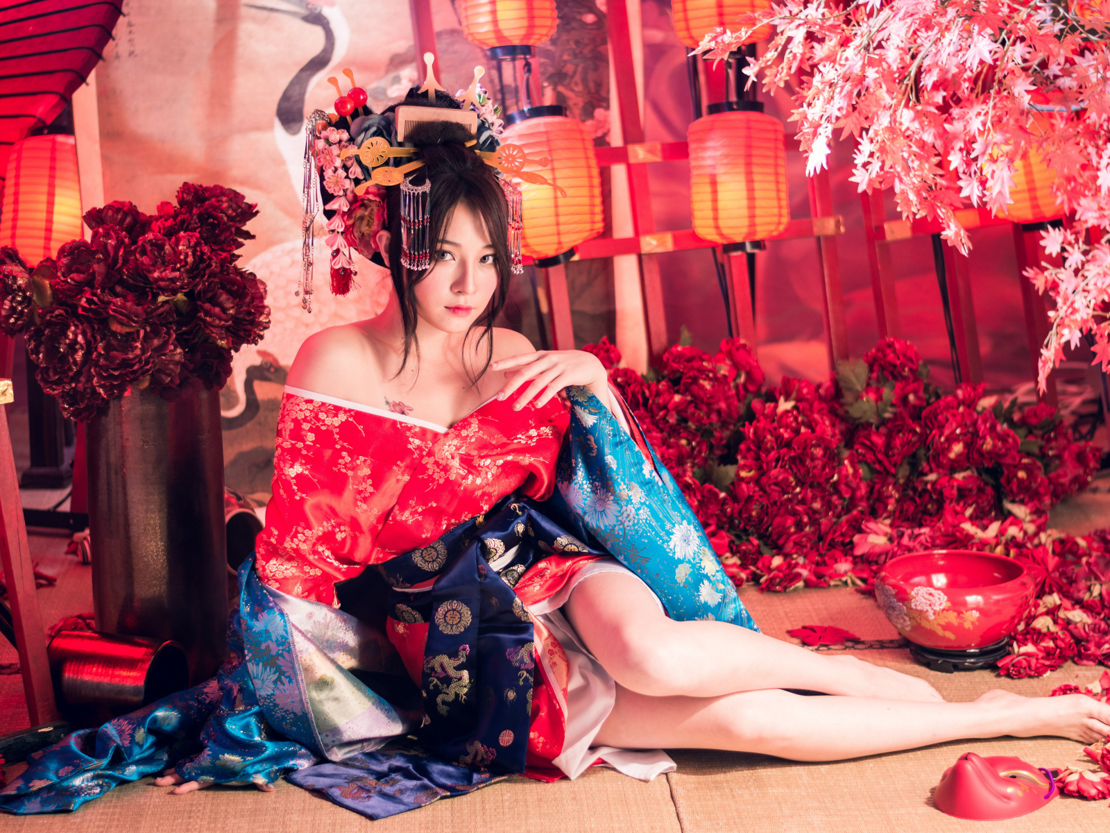 Девушка азиатка в кимоно в комнате