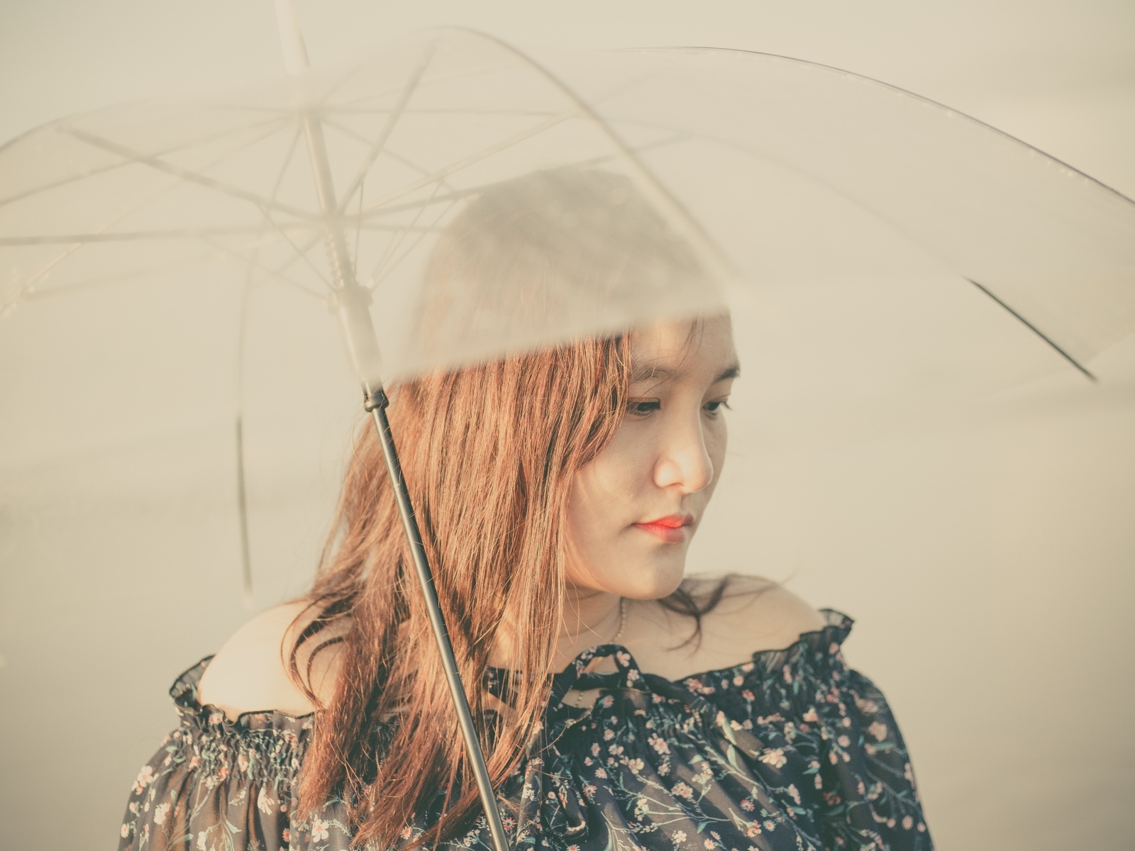 Девушка азиатка под прозрачным зонтом