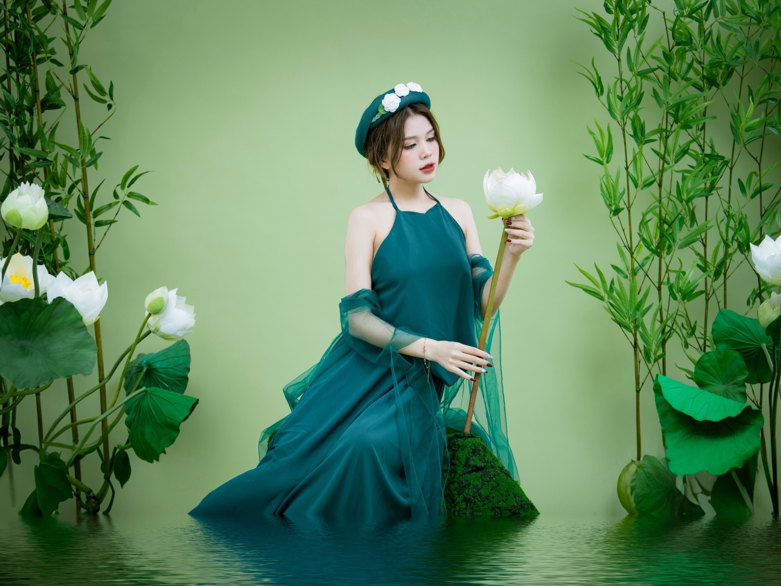 Красивая девушка азиатка с белыми цветами лотоса