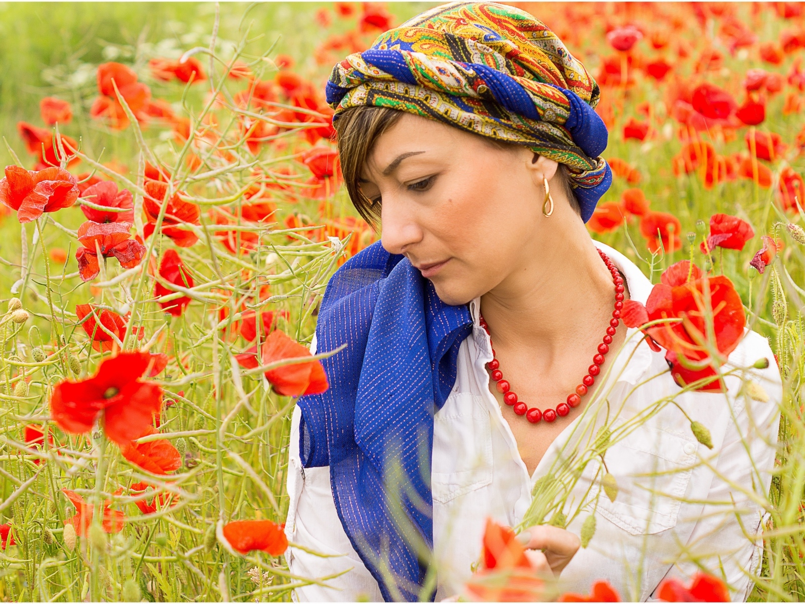 Красивая девушка украинка на поле с красными маками