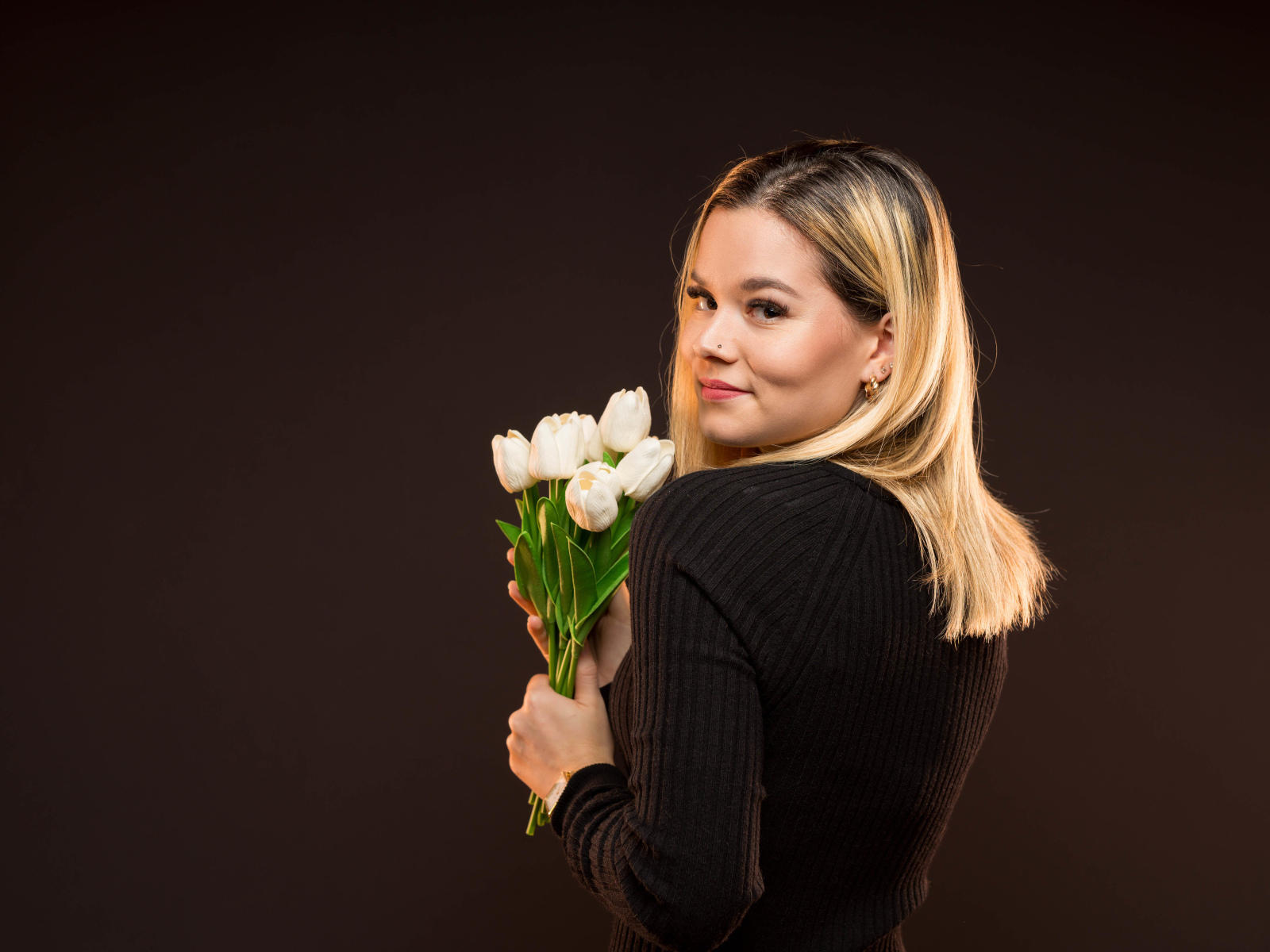 Красивая блондинка с букетом тюльпанов