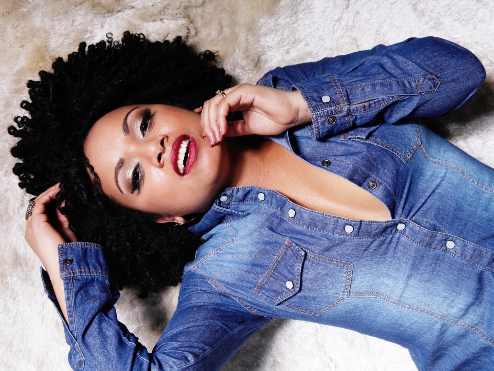 Красивая темнокожая девушка в джинсовой куртке