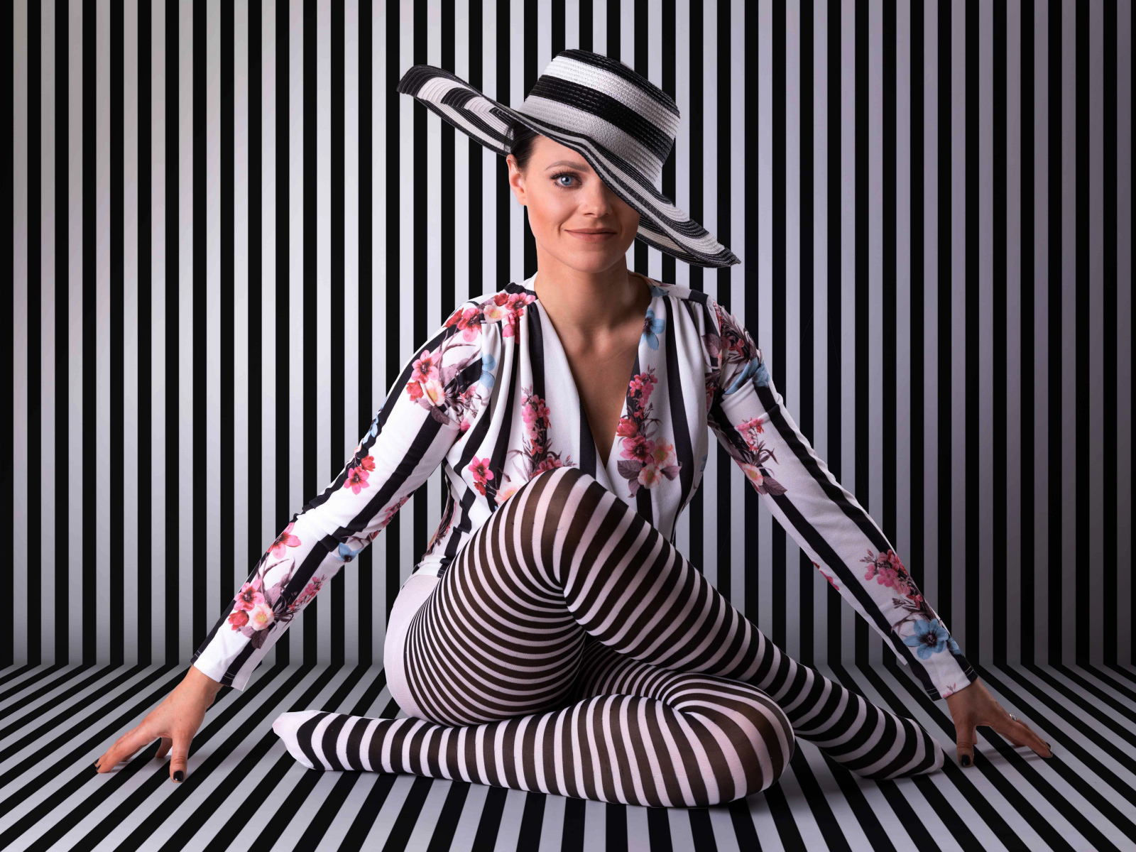 Красивая девушка в полосатом костюме