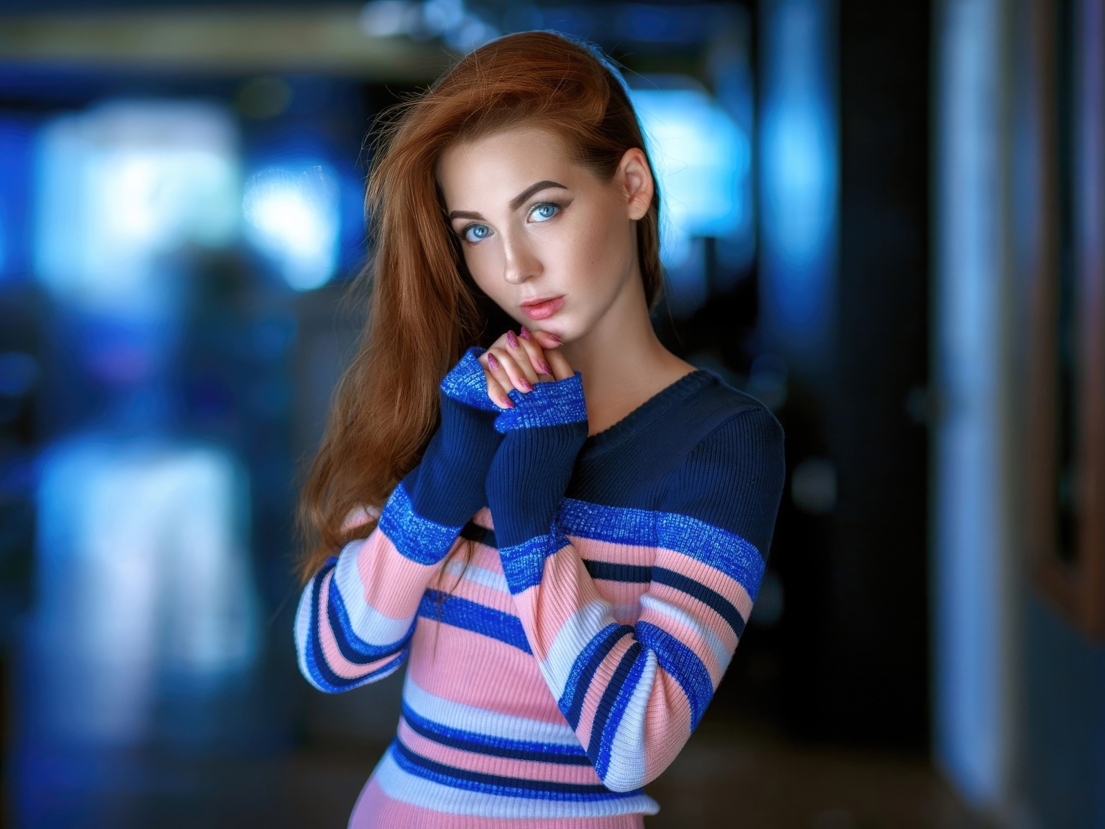 Красивая девушка с голубыми глазами в свитере