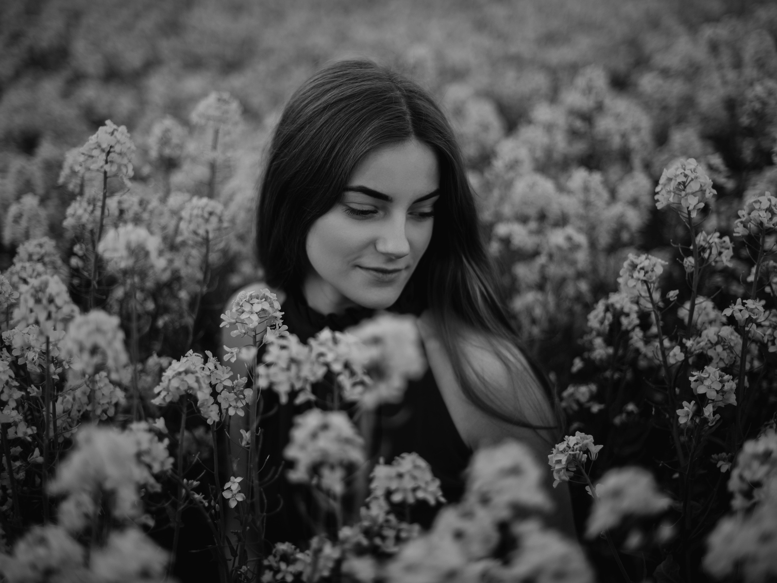 Черно-белое фото девушки в цветах
