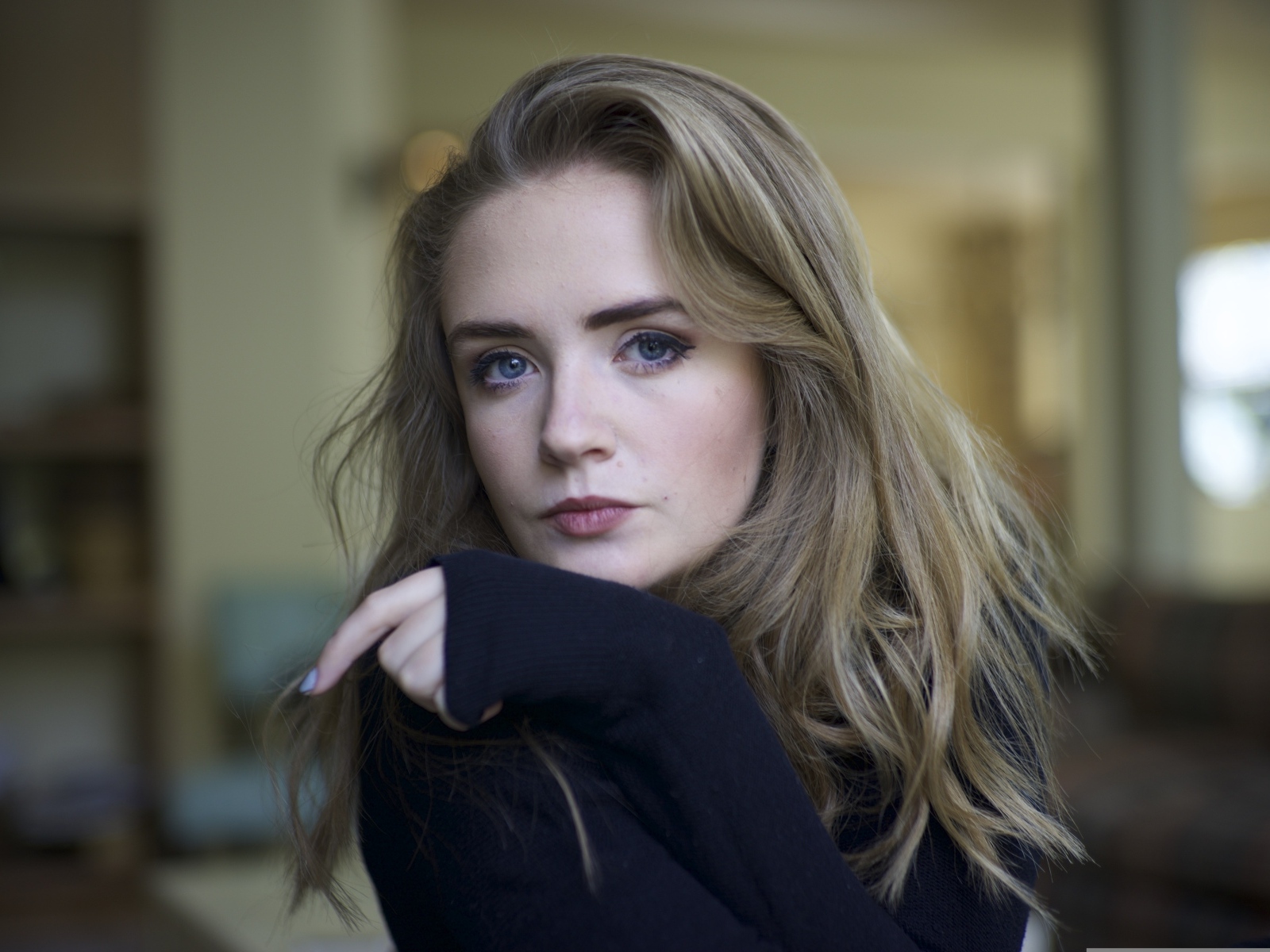 Голубоглазая девушка в черном свитере