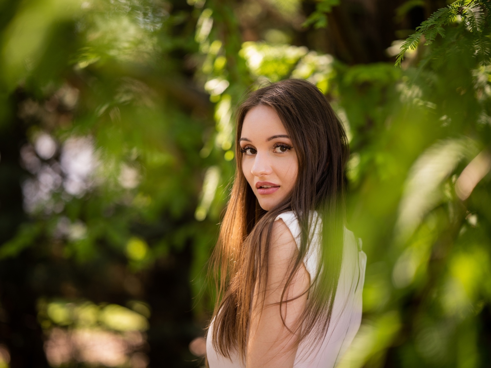 Кареглазая девушка брюнетка в зарослях