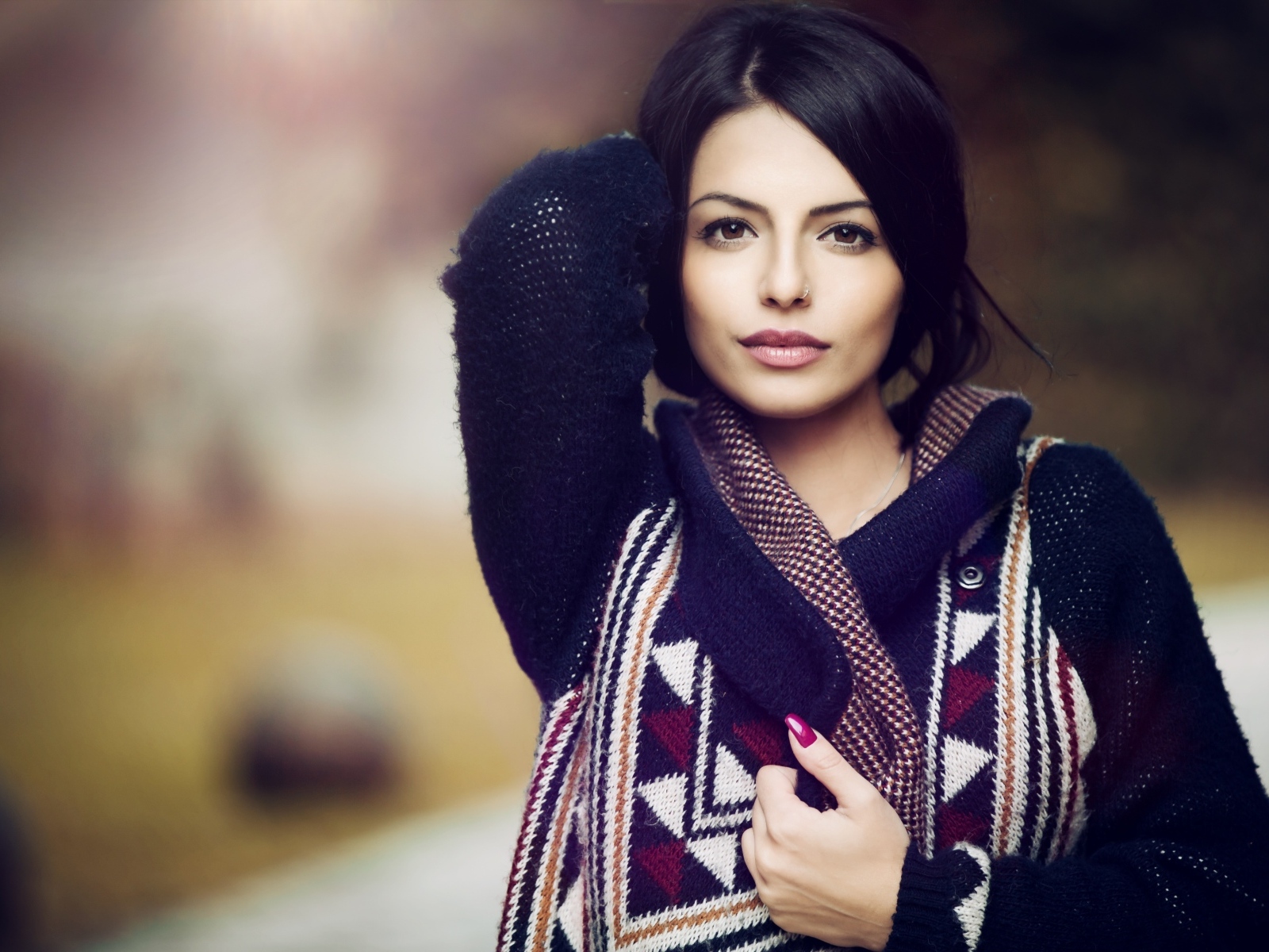 Девушка брюнетка в теплой вязаной кофте